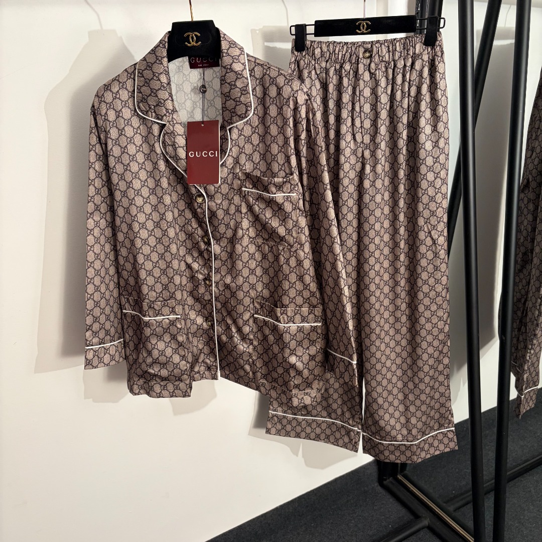 NO:783217,Model No. 20262801 Gucc* new home style casual suit, presbyopic GG printed long-sleeved shirt + high-waisted straight trousers, coffee color, SML, [S size shoulder width 47, bust 118, sleeve length 52, length 68; waist 60 elastic, length 105; weight 0.400kg], Gucci - Clothing, gucci, gucci,19860909款号20262801 Gucc*新款家居风休闲套装,老花GG印花长袖衬衣+高腰直筒长裤,咖色,SML,【S码肩宽47,胸围118,袖长52,长68；腰围60弹力,长105；重量0.400kg】,古驰-服装,gucci,gucci,,Women's clothing