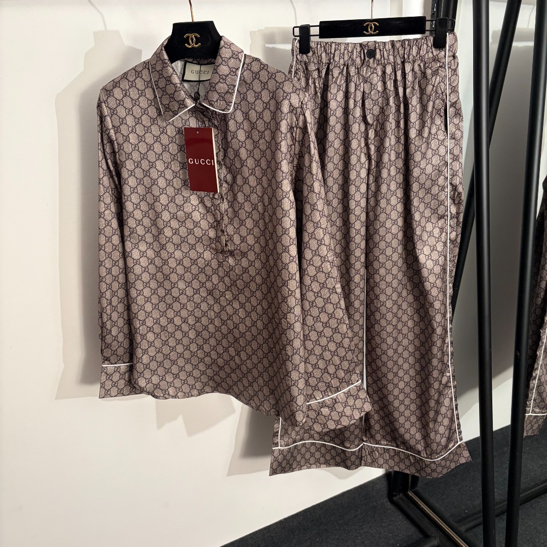 NO:783225,Model number 20262802 Gucc* new home style casual suit, presbyopic GG printed half-button lapel pullover long-sleeved shirt + high-waisted wide-leg trousers, coffee color, SML, [M size shoulder width 40, bust 112, sleeve length 62, length 69; waist 64 elastic, length 105; weight 0.390kg], Gucci - clothing, gucci, gucci,19860909款号20262802 Gucc*新款家居风休闲套装,老花GG印花半开扣翻领套头长袖衬衣+高腰阔腿长裤,咖色,SML,【M码肩宽40,胸围112,袖长62,长69；腰围64弹力,长105；重量0.390kg】,古驰-服装,gucci,gucci,,Women's clothing