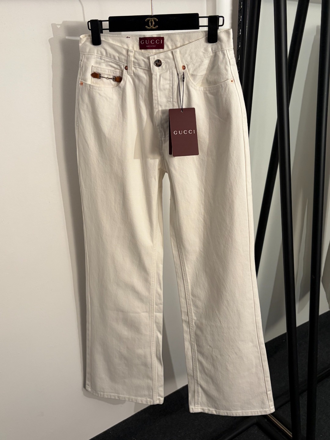 NO:783201,Model No. 20262803 Gucc* new style metal leather buckle high-waist slim denim trousers, white, S-XL, [M size waist 72, length 113; weight 0.760kg], Gucci-clothing, gucci, gucci,19860909款号20262803 Gucc*新款 金属皮扣高腰显瘦牛仔长裤,白色,S-XL,【M码腰围72,长113；重量0.760kg】,古驰-服装,gucci,gucci,,Women's clothing