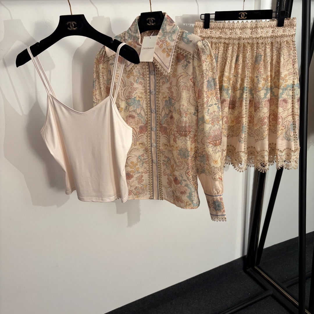 NO:783159,Model No. 20262809 Zimmermann's latest suit, retro printed long-sleeved shirt with diamond buttons + lace floral high-waisted short skirt, with suspender lining, apricot, blue, S-XL, [M size bust 82, length 37; shoulder width 37, bust 96, sleeve length 62, length 63; waist 74, length 58; weight 0.525kg], Zimmermann - clothing, skirts,19860909款号20262809 Zimmermann*新款套装,镶钻纽扣复古印花长袖衬衣+蕾丝花朵高腰短半裙,配吊带里衬,杏色,蓝色,S-XL,【M码胸围82,长37；肩宽37,胸围96,袖长62,长63；腰围74,长58；重量0.525kg】,兹默曼-服装,skirts,,Women's clothing