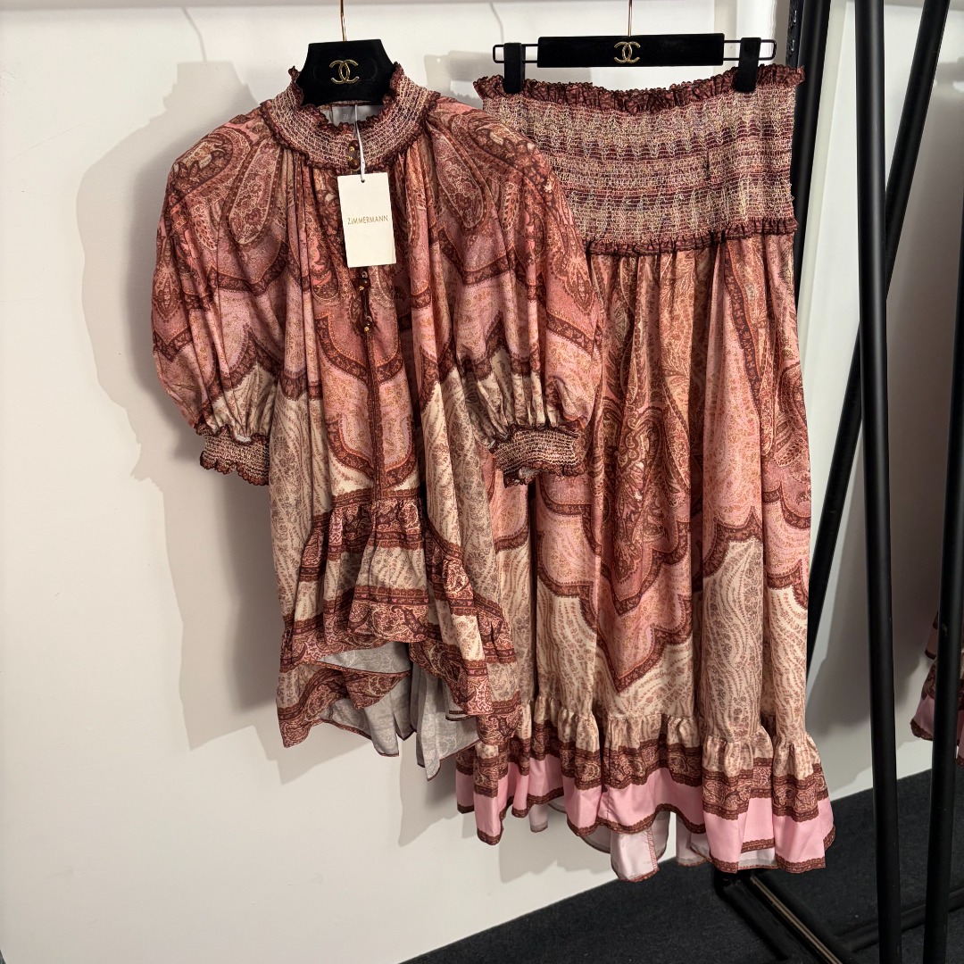 NO:782894,Model No. 20262816 Zimmermann's latest suit, retro printed irregular lantern short-sleeved shirt top + ruffled high-waisted skirt, red, S-XL, [M size bust 122, sleeve length 41, length 63-76; waist 70 elastic, length 100-107; weight 0.430kg], Zimmermann-clothing, skirts, T-shirt,19860909款号20262816 Zimmermann*新款套装,复古印花不规则灯笼短袖衬衣上衣+荷叶边高腰半裙,红色,S-XL,【M码胸围122,袖长41,长63-76；腰围70弹力,长100-107；重量0.430kg】,兹默曼-服装,skirts,T-shirt,,Women's clothing