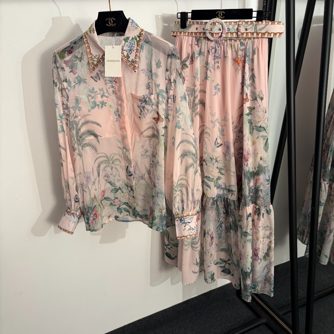 NO:782900,Model No. 20262817 Zimmermann's latest suit, butterfly floral print rhinestone lapel long-sleeved shirt + high-waisted skirt, with belt, pink, S-XL, [M size shoulder width 37, bust 102, sleeve length 60, length 64; waist 68 elastic, length 105; weight 0.490kg], Zimmermann-clothing, skirts,19860909款号20262817 Zimmermann*新款套装,蝴蝶花卉印花烫钻翻领长袖衬衣+高腰半裙,配腰带,粉色,S-XL,【M码肩宽37,胸围102,袖长60,长64；腰围68弹力,长105；重量0.490kg】,兹默曼-服装,skirts,,Women's clothing