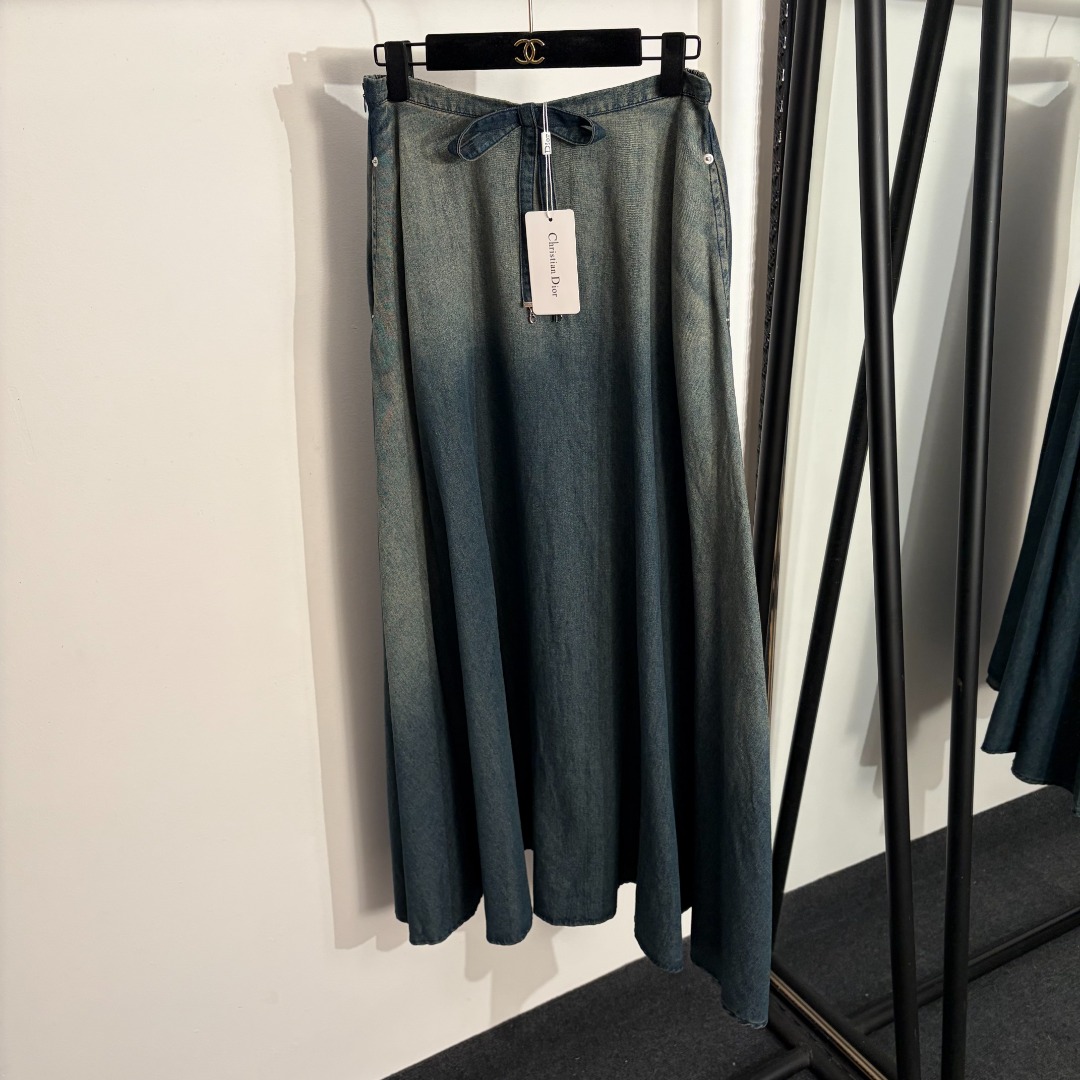 NO:782881,Model number 20262818 Dio* new gradient bow denim skirt, blue, S-XL, [M size waist 70 elastic, length 97; weight 0.525kg], Dior-clothing, dior, dior, skirts,19860909款号20262818 Dio*新款 渐变色蝴蝶结牛仔半裙,蓝色,S-XL,【M码腰围70弹力,长97；重量0.525kg】,迪奥-服装,dior,dior,skirts,,Women's clothing
