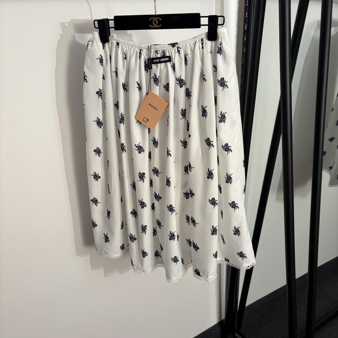 NO:783121,Model No. 20262828 Miumi* new style casual skirt with small floral print all over, white, SML [M size waist 70, length 64; weight 0.255kg], Miumi-clothing, miumiu, skirts,19860909款号20262828 Miumi*新款 满身小碎花印花休闲半裙,白色,SML【M码腰围70,长64；重量0.255kg】,缪缪-服装,miumiu,skirts,,Women's clothing