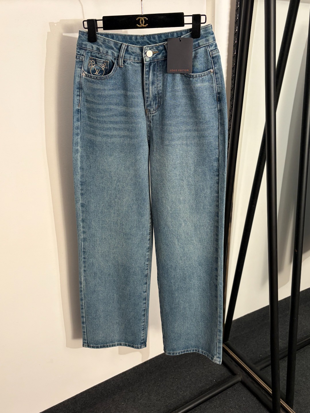 NO:783112,Style number 20262829 LV's latest style flower embroidered pocket straight denim trousers, light blue, S-XL, [M size waist 70, length 106; weight 0.595kg], Louis Vuitton-clothing, louis vuitton, louis vuitton,19860909款号20262829 LV*新款 花朵刺绣口袋直筒牛仔长裤,浅蓝色,S-XL,【M码腰围70,长106；重量0.595kg】,路易威登-服装,louis vuitton,louis vuitton,,Women's clothing