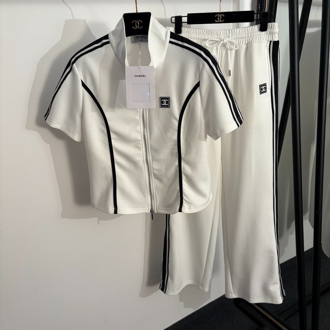 NO:783002,Model No. 20262835 Chane* new sports suit, Xiaoxiang logo offset printed slim-fit stand-up collar short-sleeved jacket + webbing stitching elastic waist straight trousers, white, black, SML, [M size shoulder width 38, chest 94, sleeve length 20, length 53; waist 70 elastic, length 104; weight 0.735kg], Chanel - clothing, chanel, chanel, jackets & coats, T-shirt,19860909款号20262835 Chane*新款运动套装,小香logo胶印修身立领短袖外套上衣+织带拼接松紧腰直筒长裤,白色,黑色,SML,【M码肩宽38,胸围94,袖长20,长53；腰围70弹力,长104；重量0.735kg】,香奈儿-服装,chanel,chanel,jackets & coats,T-shirt,,Women's clothing
