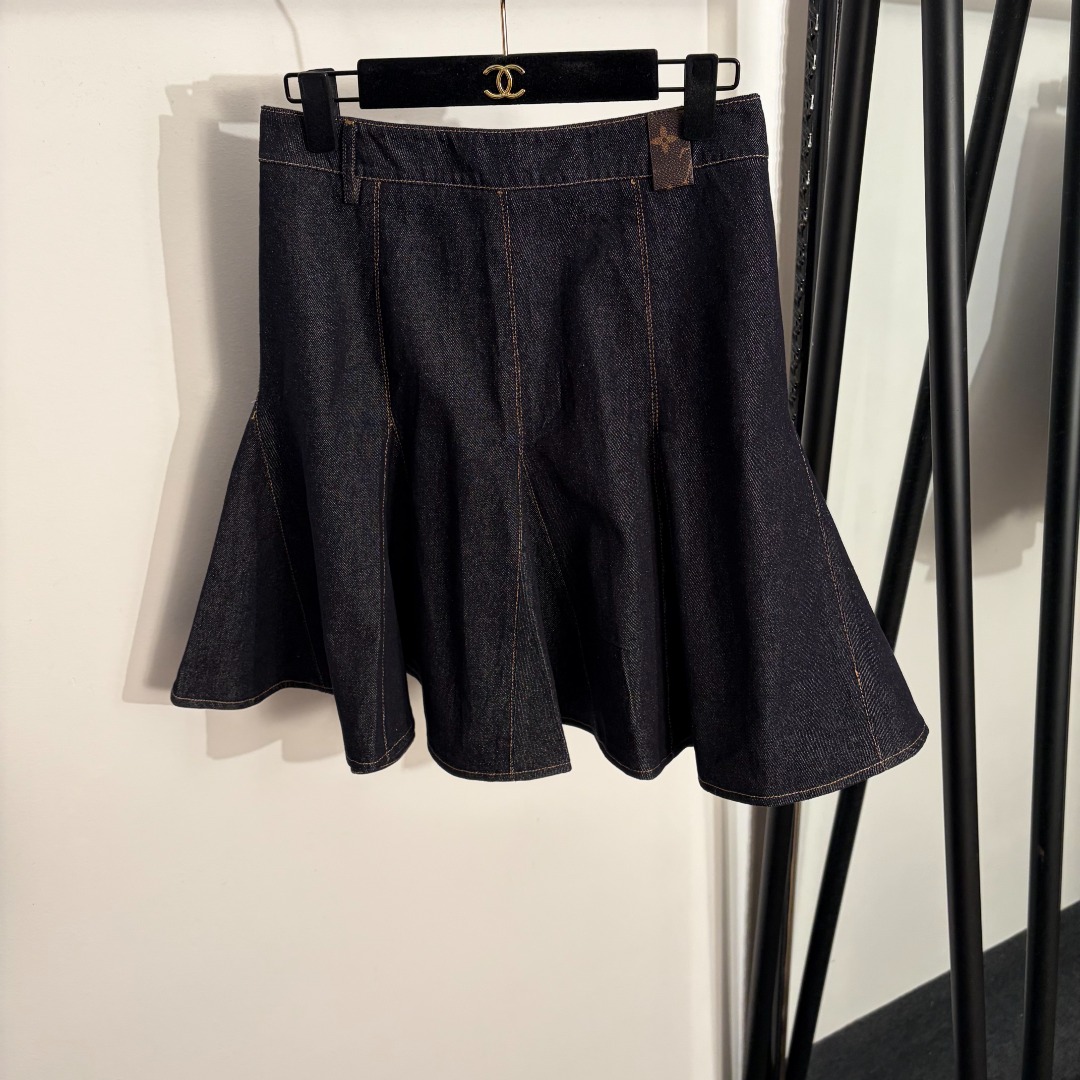 NO:783062,Style number 20262843 LV* new style high-waisted denim short skirt with ruffles, black, SML, [M size waist 72, length 50; weight 0.975kg], Louis Vuitton-clothing, louis vuitton, louis vuitton, skirts,19860909款号20262843 LV*新款 荷叶摆高腰牛仔短半裙,黑色,SML,【M码 腰围72,长50；重量0.975kg】,路易威登-服装,louis vuitton,louis vuitton,skirts,,Women's clothing
