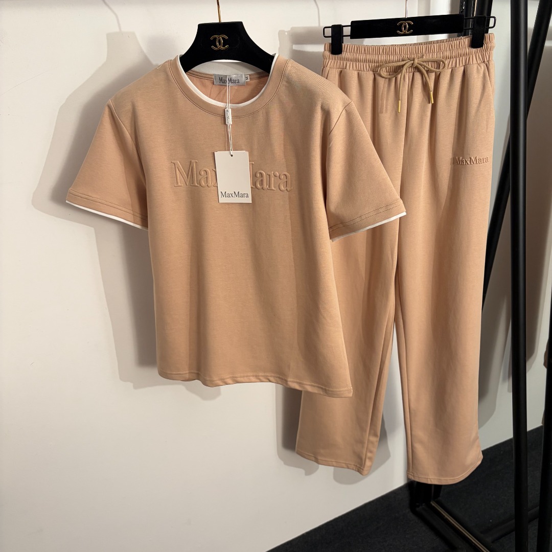 NO:822474,Model number 20262862 MaxMar* new sports suit, three-dimensional logo letter short-sleeved T-shirt + elastic waist casual trousers, light khaki, pink, blue, S-XL, [M size shoulder width 42, chest 94, sleeve length 19, length 60; waist 64 elastic, length 101; weight 0.460kg], MaxMara-clothing, T-shirt, tees, t-shirt,19860909款号20262862 MaxMar*新款运动套装,立体logo字母短袖T恤+松紧腰休闲长裤,浅卡其色,粉色,蓝色,S-XL,【M码肩宽42,胸围94,袖长19,长60；腰围64弹力,长101；重量0.460kg】,麦丝玛拉-服装,T-shirt,tees，t-shirt,,Women's clothing