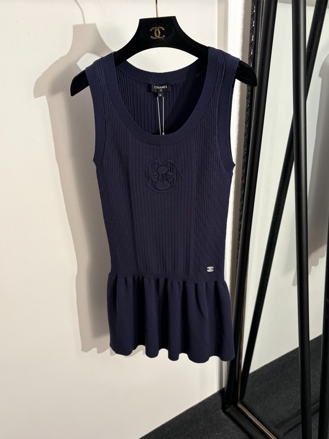 NO:858533,Model No. 20263758 Chane*new style Xiaoxiang logo camellia knitted vest, navy blue, 36 38 40, [38 size bust 68, length 74; weight 0.290kg], Chanel-clothing, chanel, chanel,19860909款号20263758 Chane*新款 小香logo山茶花针织背心,藏蓝色,36 38 40,【38码胸围68,长74；重量0.290kg】,香奈儿-服装,chanel,chanel,,Women's clothing