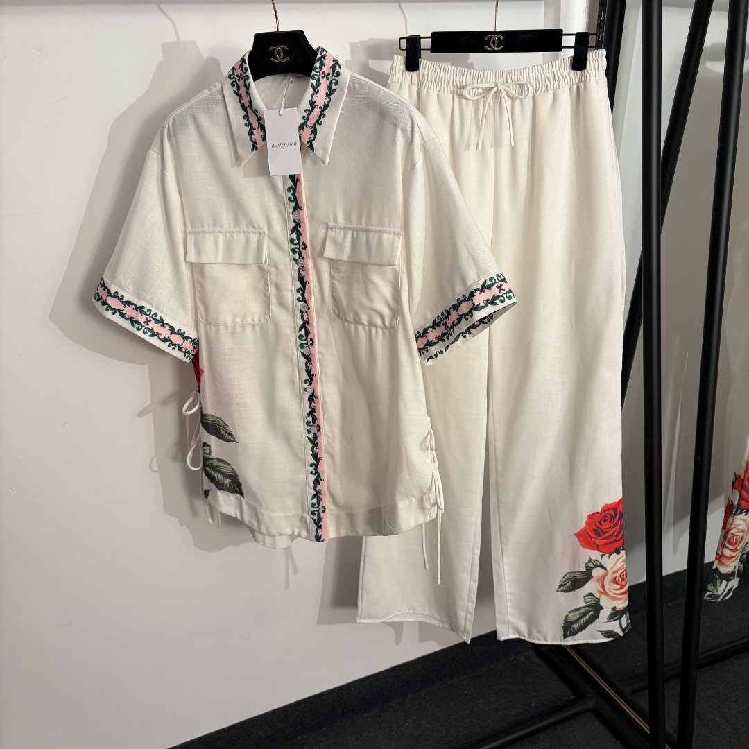 NO:889627,Model No. 20263384 Zimmerman's latest suit, holiday style rose print short-sleeved shirt, elastic waist wide-leg trousers, white, S-XL, [M size shoulder width 49, bust 116, sleeve length 26, length 76-81; waist 68 elastic, length 112; weight 0.770kg], Zimmerman-clothing, T-shirt,19860909款号20263384 Zimmerman*新款套装,度假风玫瑰印花短袖衬衣 松紧腰阔腿长裤,白色,S-XL,【M码肩宽49,胸围116,袖长26,长76-81；腰围68弹力,长112；重量0.770kg】,兹默曼-服装,T-shirt,,Women's clothing