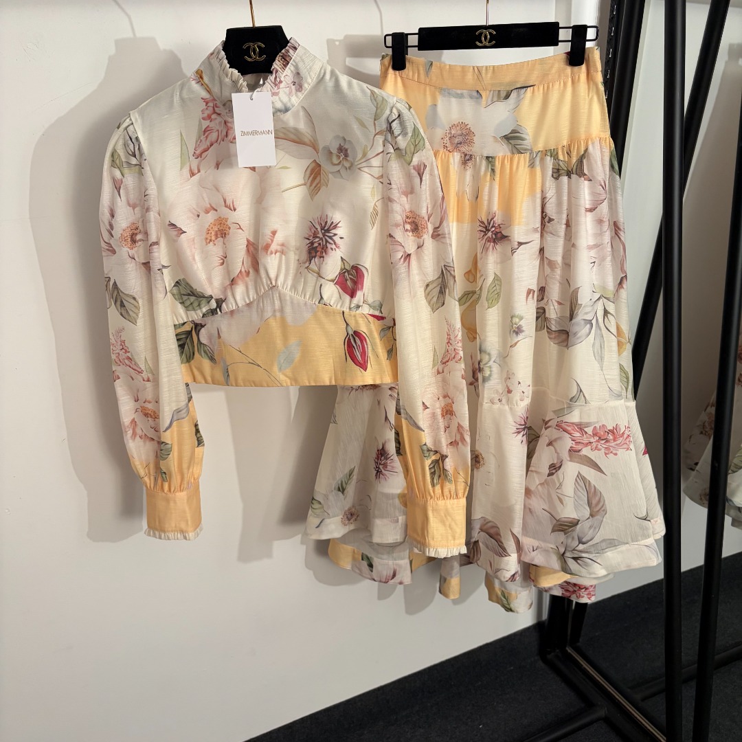 NO:885475,Model No. 20263453 Zimmermann's latest suit, elegant floral print stand-collar long-sleeved top + ruffled high-waisted skirt, white, S-XL, [M size shoulder width 37, bust 92, sleeve length 65, length 44; waist 68, length 81-98; weight 0.560kg], Zimmermann-clothing, skirts,19860909款号20263453 Zimmermann*新款套装,气质花卉印花立领长袖上衣+荷叶摆高腰半裙,白色,S-XL,【M码肩宽37,胸围92,袖长65,长44；腰围68,长81-98；重量0.560kg】,兹默曼-服装,skirts,,Women's clothing