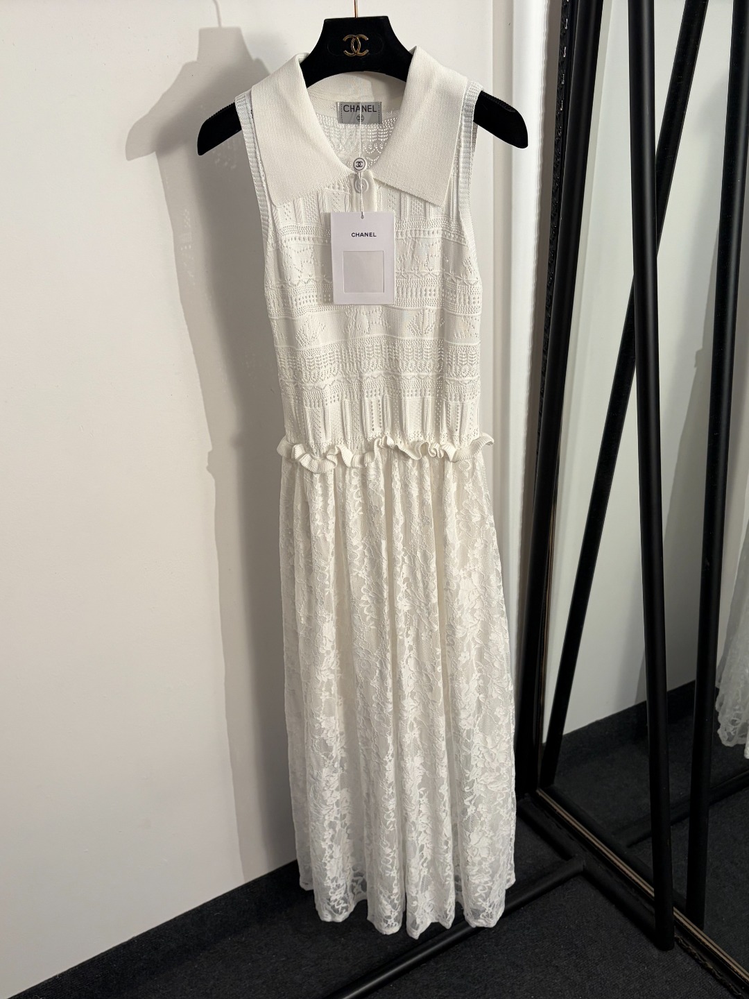 NO:822524,Model No. 20263458 Chane* new style lotus leaf waist lace hem spliced ​​sleeveless lapel knitted vest dress, white, black, [one size fits all bust 72, length 125; weight 0.485kg], Chanel-clothing, chanel, chanel, skirts,19860909款号20263458 Chane*新款 荷叶收腰蕾丝下摆拼接无袖翻领针织背心连衣裙,白色,黑色,【均码胸围72,长125；重量0.485kg】,香奈儿-服装,chanel,chanel,skirts,,Women's clothing