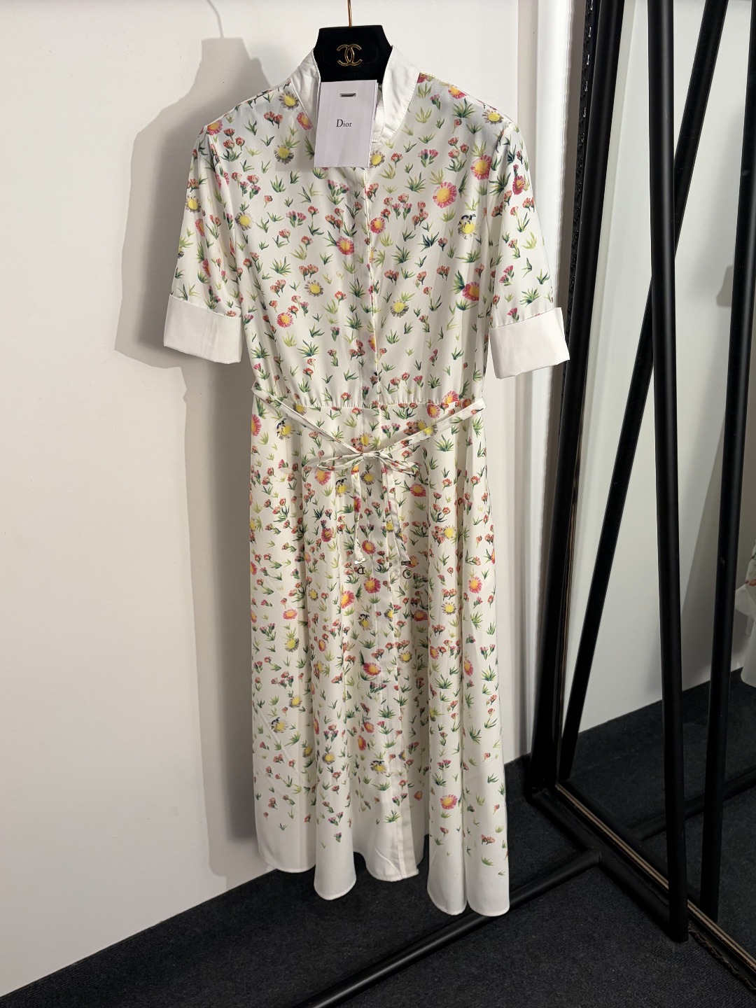 NO:822518,Model No. 20263465 Dio* new style small floral print lace-up waist stand-up short-sleeved dress, white, SML, [M size shoulder width 39, bust 92, waist 78, sleeve length 28, length 119; weight 0.465kg], Dior-clothing, dior, dior, skirts, T-shirt,19860909款号20263465 Dio*新款 气质小碎花印花系带收腰立领短袖连衣裙,白色,SML,【M码肩宽39,胸围92,腰围78,袖长28,长119；重量0.465kg】,迪奥-服装,dior,dior,skirts,T-shirt,,Women's clothing