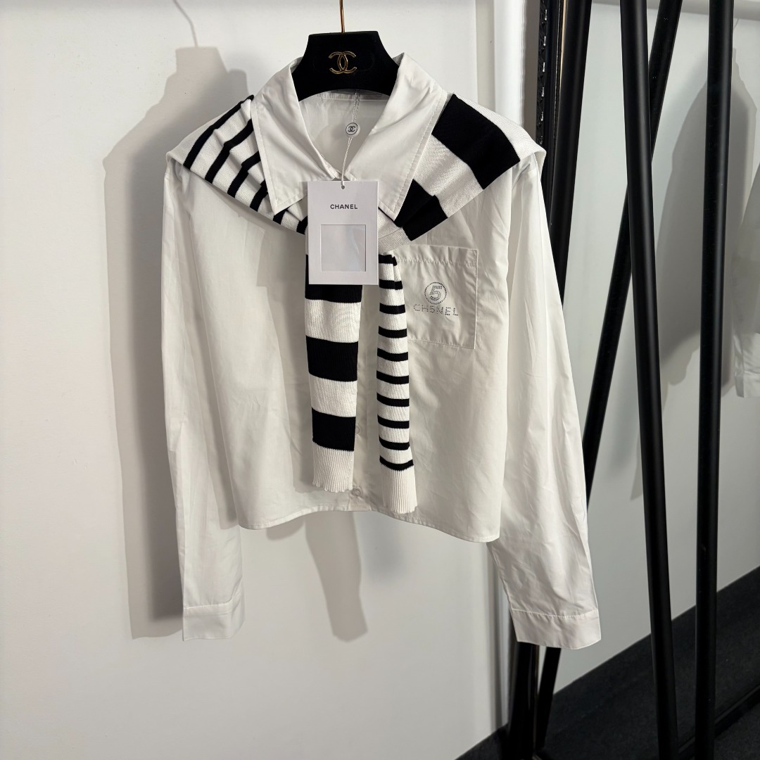NO:822530,Model No. 20263467 Chane* new style long-sleeved shirt with rhinestone logo letters, paired with striped knitted shawl, white, pink, SML, [M size shoulder width 44, bust 106, sleeve length 60, length 50; weight 0.240kg], Chanel-clothing, chanel, chanel, shawls,19860909款号20263467 Chane*新款 烫钻logo字母长袖衬衣,搭配条纹针织披肩,白色,粉色,SML,【M码肩宽44,胸围106,袖长60,长50；重量0.240kg】,香奈儿-服装,chanel,chanel,shawls,,Women's clothing
