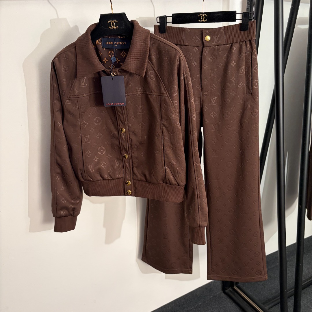 NO:822461,Model No. 20263470 LV* new suit, presbyopic logo embossed lapel long-sleeved jacket + high-waisted straight trousers, khaki, military green, brown, black, S-XL, [M size bust 100, sleeve length 69, length 50; waist 66 elastic, length 104; weight 1.130kg], Louis Vuitton-clothing, louis vuitton, louis vuitton, jackets &  coats,19860909款号20263470 LV*新款套装,老花logo压花翻领长袖外套+高腰直筒长裤,卡其色,军绿色,咖啡色,黑色,S-XL,【M码胸围100,袖长69,长50；腰围66弹力,长104；重量1.130kg】,路易威登-服装,louis vuitton,louis vuitton,jackets & coats,,Women's clothing
