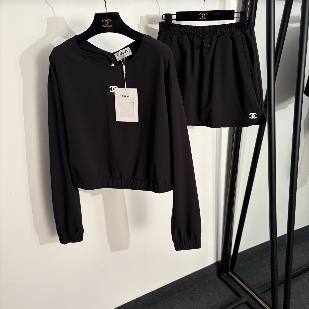 NO:822542,Model No. 20263481 Chane* new suit, Xiaoxiang logo printed backless long-sleeved top + casual short skirt, black, SML, [M size shoulder width 53, bust 102, sleeve length 62, length 49; waist 68 elastic, length 38; weight 0.340kg], Chanel-clothing, chanel, chanel, skirts,19860909款号20263481 Chane*新款套装,小香logo印花露背长袖上衣+休闲短半裙裤裙,黑色,SML,【M码肩宽53,胸围102,袖长62,长49；腰围68弹力,长38；重量0.340kg】,香奈儿-服装,chanel,chanel,skirts,,Women's clothing