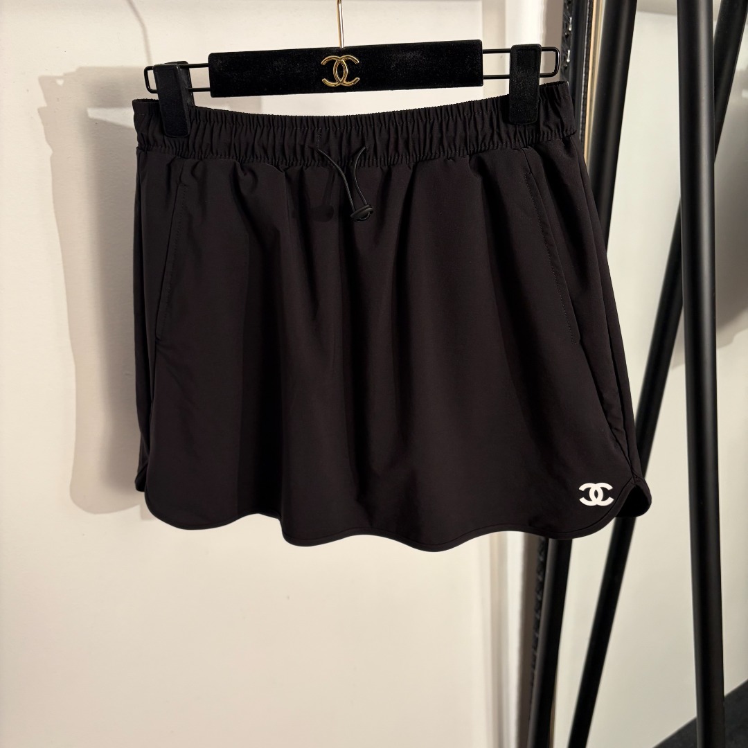 NO:822553,Model No. 20263483 Chane* new style Xiaoxiang logo printed casual short skirt, black, SML, [M size waist 68 elastic, length 38], Chanel-clothing, chanel, chanel, skirts, shorts,19860909款号20263483 Chane*新款 小香logo印花休闲短半裙 短裤裙,黑色,SML,【M码腰围68弹力,长38】,香奈儿-服装,chanel,chanel,skirts,shorts,,Women's clothing