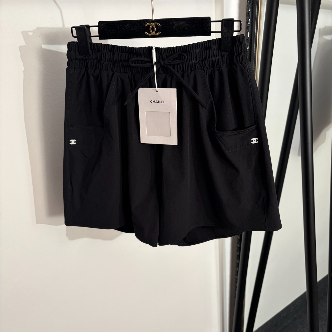 NO:822536,Model No. 20263484 Chane* new style Xiaoxiang logo printed elastic waist shorts, black, SML, [M size waist 70 elastic, length 42; weight 0.170kg], Chanel-clothing, chanel, chanel, shorts,19860909款号20263484 Chane*新款 小香logo印花松紧腰短裤,黑色,SML,【M码腰围70弹力,长42；重量0.170kg】,香奈儿-服装,chanel,chanel,shorts,,Women's clothing