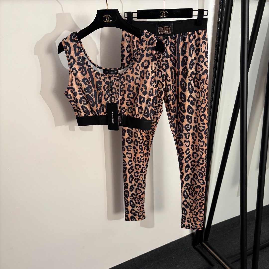 NO:822526,Style number 20263488 DG* new suit, metal logo leopard print camisole + stretch slim fit trousers, leopard print color, S-XXL, [M size bust 82, length 35; waist 64 stretch, length 96; weight 0.250kg], Dolce & Gabbana - Clothing, Dolce&Gabbana,19860909款号20263488 DG*新款套装,金属logo豹纹印花吊带背心+弹力修身小脚长裤,豹纹色,S-XXL,【M码胸围82,长35；腰围64弹力,长96；重量0.250kg】,杜嘉班纳-服装,Dolce&Gabbana,,Women's clothing