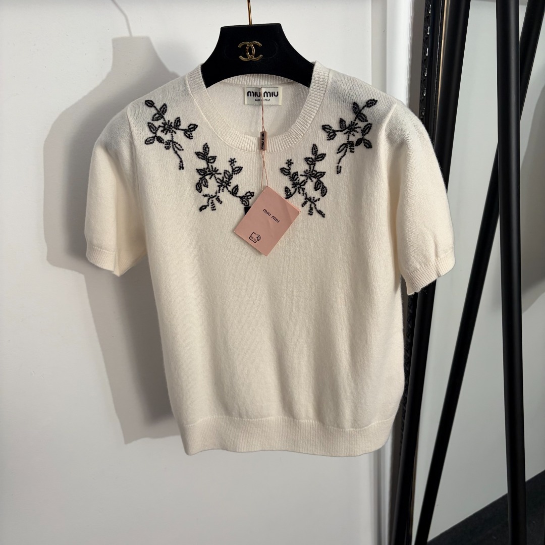 NO:822499,Model No. 20263494 Miumi*new style short-sleeved wool sweater top with collar letter beading and flowers, off-white, black, [one size fits all bust 92, sleeve length 21, length 55; weight 0.165kg], Miumi-clothing, miumiu, T-shirt,19860909款号20263494 Miumi*新款 领标字母钉珠花朵短袖羊毛针织衫上衣,米白色,黑色,【均码胸围92,袖长21,长55；重量0.165kg】,缪缪-服装,miumiu,T-shirt,,Women's clothing