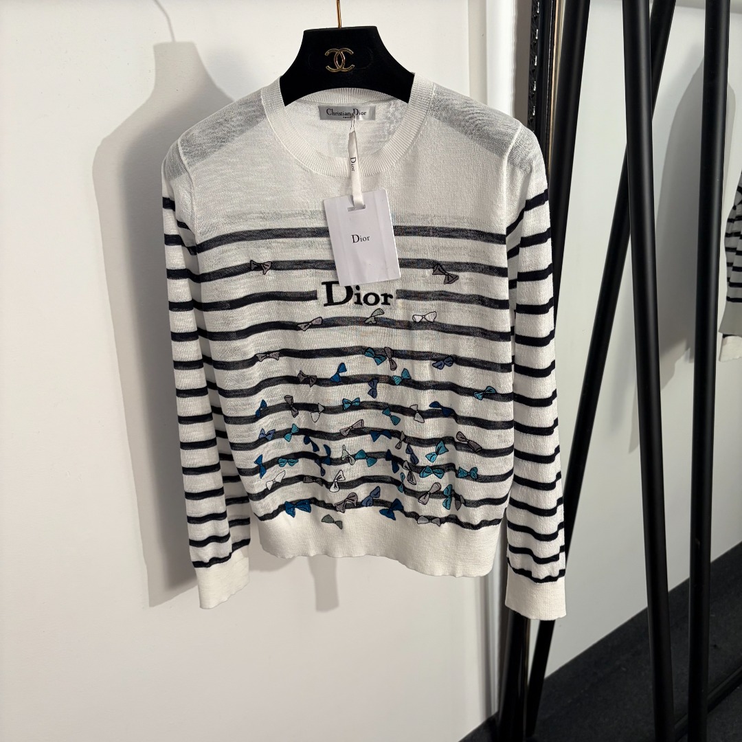 NO:822486,Model No. 20263495 Dio* new letter butterfly embroidered striped long-sleeved sweater top, white, 36 38 40, [38 size bust 94, sleeve length 58, length 54; weight 0.155kg], Dior-clothing, dior, dior,19860909款号20263495 Dio*新款 字母蝴蝶刺绣条纹长袖针织衫 上衣,白色,36 38 40,【38码胸围94,袖长58,长54；重量0.155kg】,迪奥-服装,dior,dior,,Women's clothing