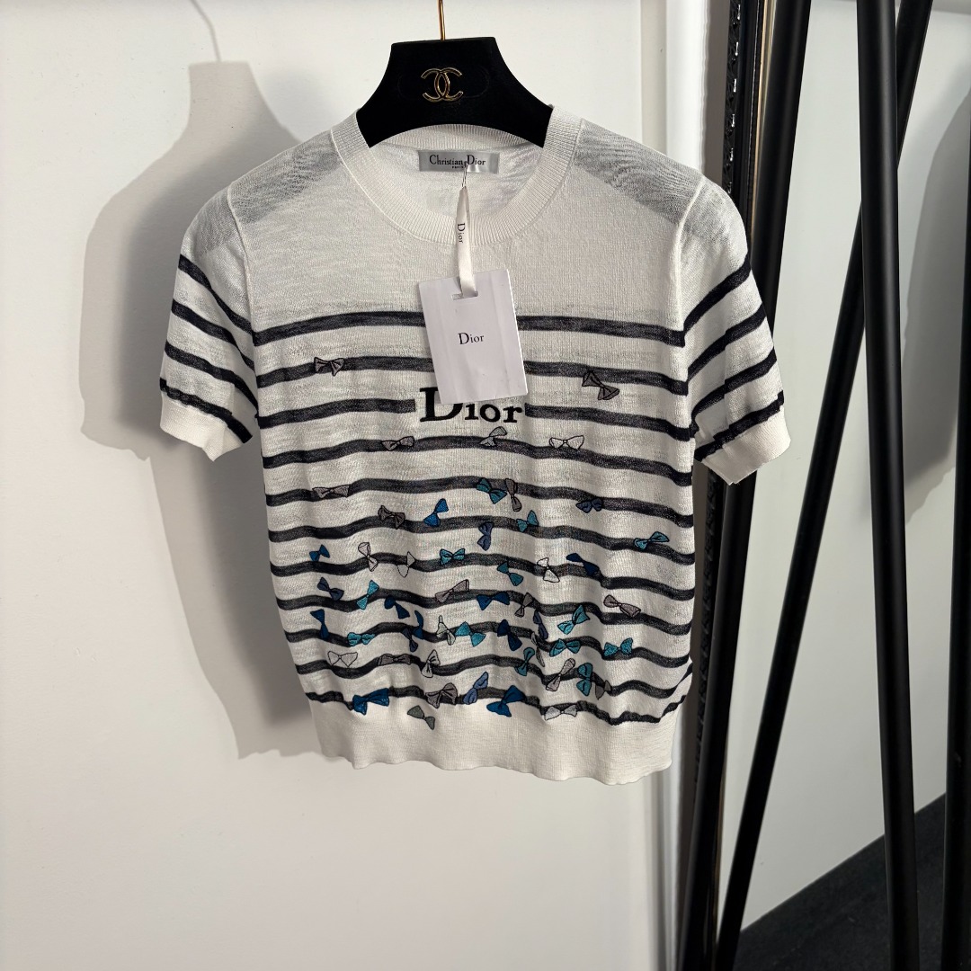 NO:822493,Model No. 20263496 Dio* new letter butterfly embroidered striped short-sleeved sweater top, white, 36 38 40, [38 size bust 88, sleeve length 19, length 54; weight 0.115kg], Dior-clothing, dior, dior, T-shirt,19860909款号20263496 Dio*新款 字母蝴蝶刺绣条纹短袖针织衫 上衣,白色,36 38 40,【38码胸围88,袖长19,长54；重量0.115kg】,迪奥-服装,dior,dior,T-shirt,,Women's clothing