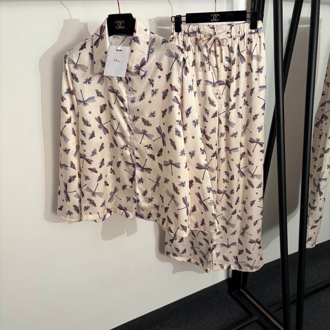 NO:822498,Model No. 20263497 Dio* new home style casual suit, dragonfly print long-sleeved shirt top + high-waisted straight trousers, apricot color, S M L, [M size shoulder width 40, bust 106, sleeve length 58, length 64; waist 62 elastic, length 103; weight 0.330kg], Dior-clothing, dior, dior,19860909款号20263497 Dio*新款家居风休闲套装,蜻蜓印花长袖衬衣上衣+高腰直筒长裤,杏色,S M L,【M码肩宽40,胸围106,袖长58,长64；腰围62弹力,长103；重量0.330kg】,迪奥-服装,dior,dior,,Women's clothing