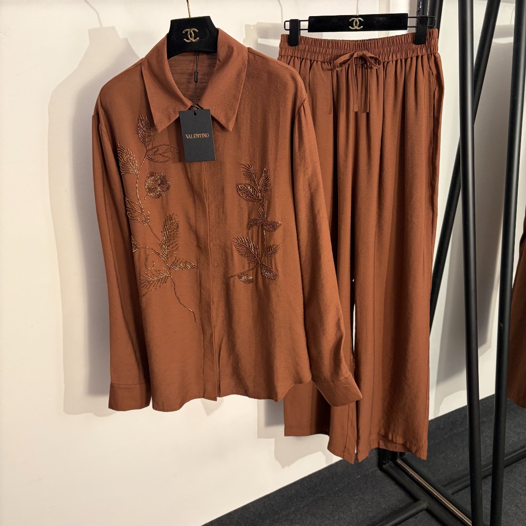 NO:826669,Model No. 20261256 Valentin* new linen suit, heavy beaded floral long-sleeved shirt + elastic waist wide-leg trousers, gray blue, apricot, coffee, SML, [M size shoulder width 46, bust 120, sleeve length 63, length 73; waist 66 elastic, length 108; weight 0.575kg], Valentino-clothing, valentino, valentino,19860909款号20261256 Valentin*新款亚麻套装,重工钉珠花朵长袖衬衣+松紧腰阔腿长裤,灰蓝色,杏色,咖色,SML,【M码肩宽46,胸围120,袖长63,长73；腰围66弹力,长108；重量0.575kg】,华伦天奴-服装,valentino,valentino,,Women's clothing