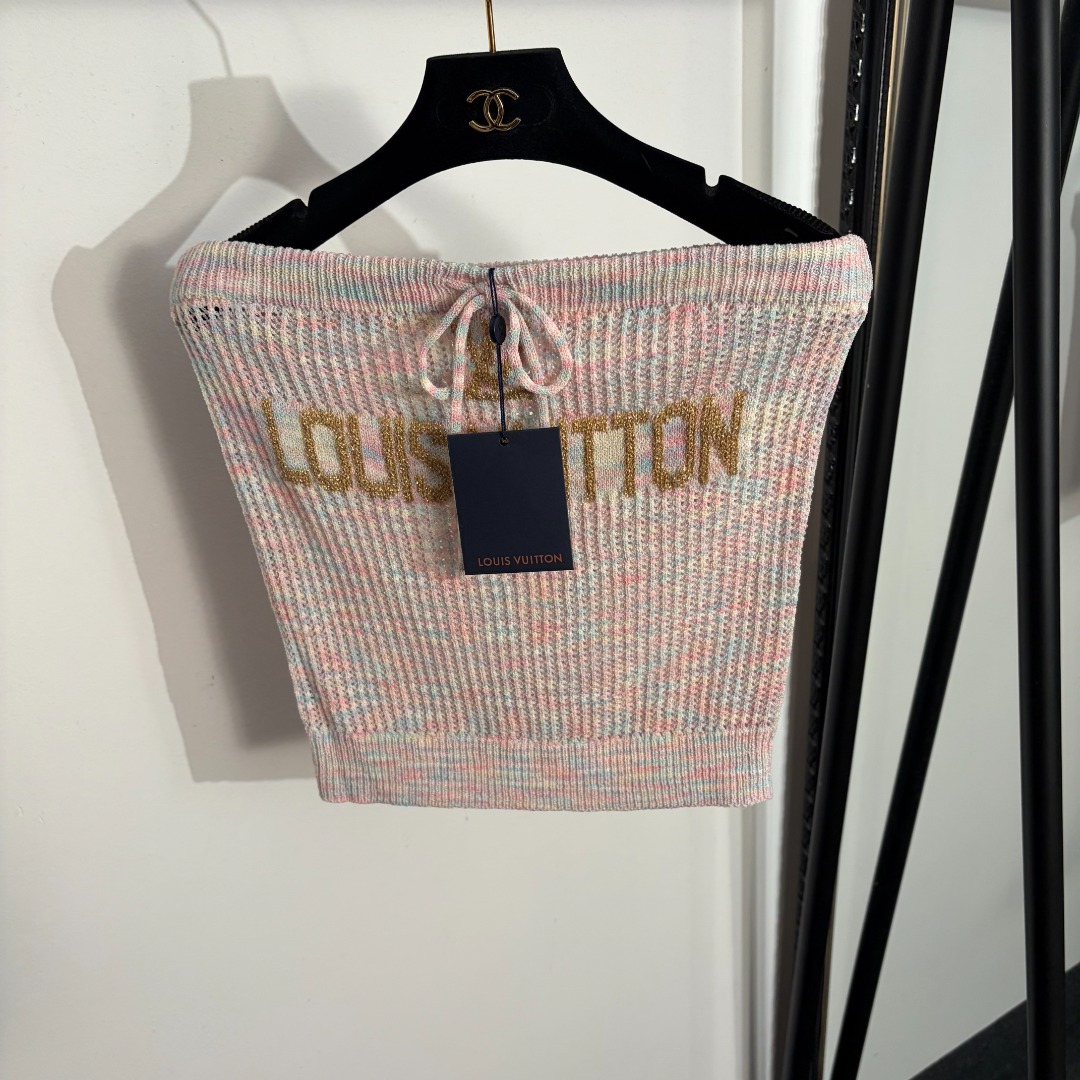 NO:826632,Model No. 20263601 LV* new style bright silk logo lettering colorful knitted tube top, pink, blue, coffee color, wheat color, [One size fits all bust 68, length 37; weight 0.130kg], Louis Vuitton-clothing, louis vuitton, louis vuitton,19860909款号20263601 LV*新款 亮丝logo字母彩色针织抹胸上衣,粉色,蓝色,咖色,小麦色,【均码胸围68,长37；重量0.130kg】,路易威登-服装,louis vuitton,louis vuitton,,Women's clothing