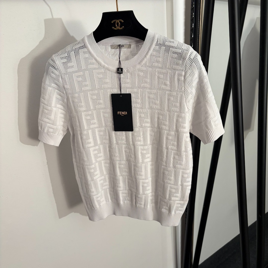 NO:826624,Model No. 20263602 Fend*new style old flower F letter jacquard hollow short-sleeved sweater top, white, pink, blue, black, brown, 36 38 40, [38 size bust 80, sleeve length 22, length 53; weight 0.235kg], Fendi-clothing, fendi, fendi, T-shirt,19860909款号20263602 Fend*新款 老花F字母提花镂空短袖针织衫 上衣,白色,粉色,蓝色,黑色,棕色,36 38 40,【38码胸围80,袖长22,长53；重量0.235kg】,芬迪-服装,fendi,fendi,T-shirt,,Women's clothing