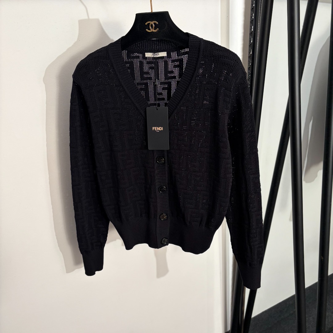 NO:826618,Model No. 20263604 Fend*new style presbyopic F letter jacquard hollow V-neck long-sleeved knitted cardigan, white, pink, blue, brown, black, 36 38 40, [size 38 shoulder width 38, bust 92, sleeve length 57, length 52; weight 0.350kg], Fendi-clothing, fendi, fendi,19860909款号20263604 Fend*新款 老花F字母提花镂空V领长袖针织开衫,白色,粉色,蓝色,棕色,黑色,36 38 40,【38码肩宽38,胸围92,袖长57,长52；重量0.350kg】,芬迪-服装,fendi,fendi,,Women's clothing