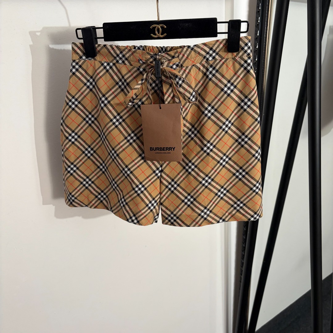 NO:826611,Style number 20263605 Burberr* new classic plaid fabric elastic drawstring pure cotton plaid shorts, khaki, SML, [M size waist 66 elastic, length 35; weight 0.110kg], Burberry - clothing, burberry, shorts,19860909款号20263605 Burberr*新款 经典格纹布料松紧抽绳纯棉格子短裤,卡其色,SML,【M码腰围66弹力,长35；重量0.110kg】,博柏利-服装,burberry,shorts,,Women's clothing