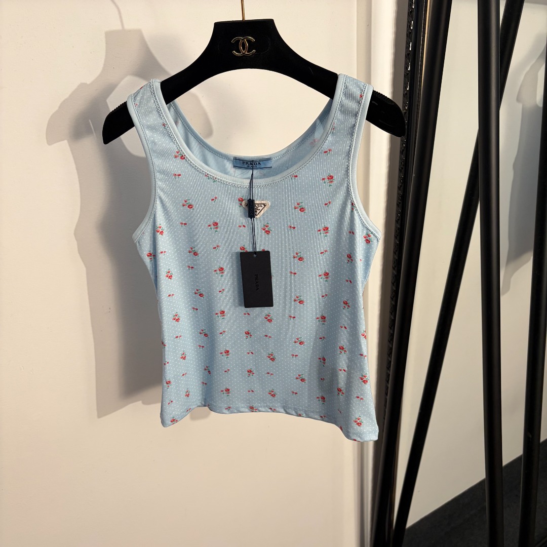 NO:826601,Model number 20263607 Prad* new logo triangle logo knowledge polka dot red small floral print vest, blue, SML, [M size bust 74, length 51; weight 0.95kg], Prada-clothing, prada, prada,19860909款号20263607 Prad*新款 logo三角标知识波点红色小碎花印花小背心,蓝色,SML,【M码胸围74,长51；重量0.95kg】,普拉达-服装,prada,prada,,Women's clothing