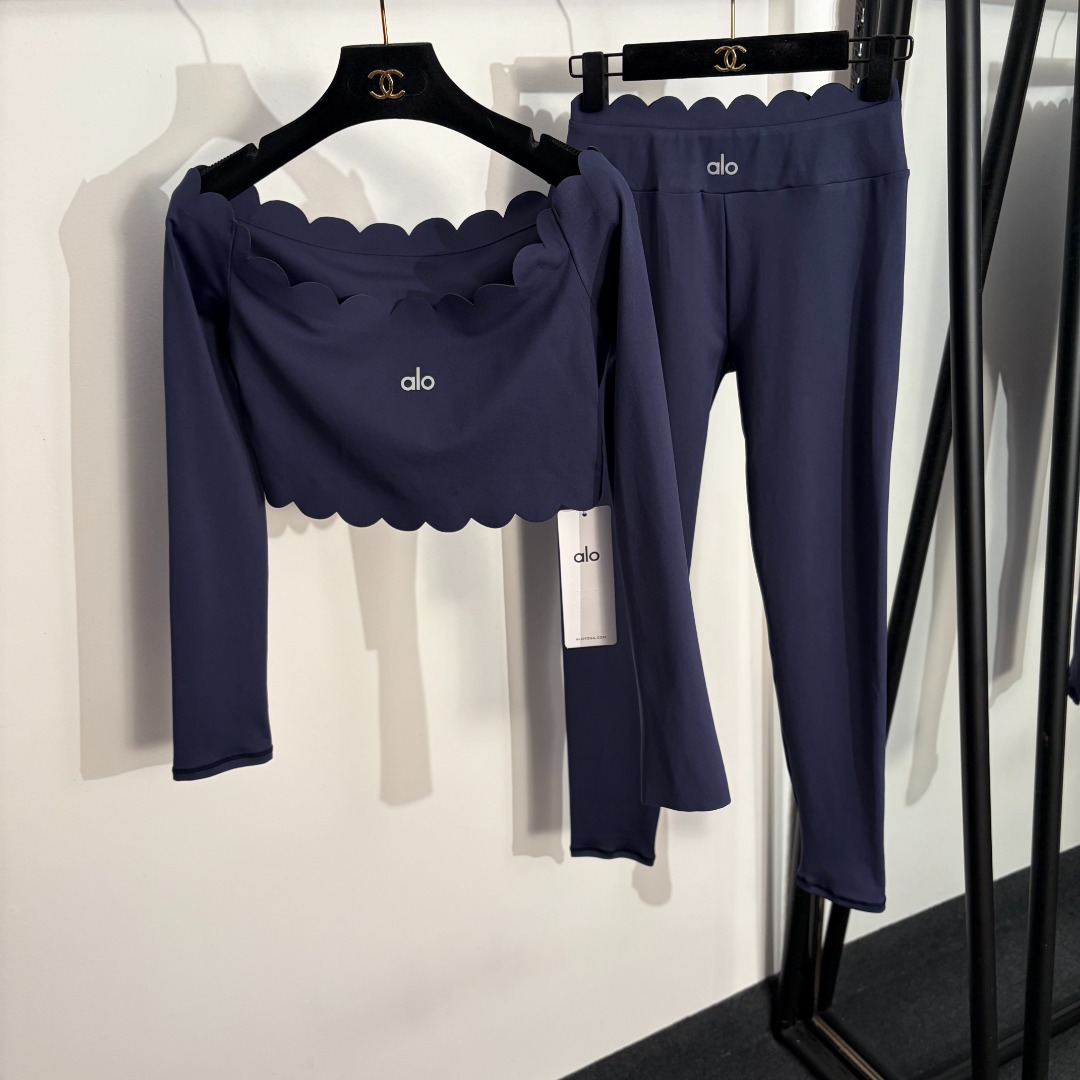 NO:829379,Model No. 20263625 Alo* new yoga sports suit, reflective letter printing, wavy edge, one-line collar, long-sleeved, short navel-baring top + elastic slim leggings, navy blue, bean paste purple, pink, green, light blue, burgundy, S-XL, [M size bust 80, sleeve length 55, length 30; waist 62 elastic, length 88; weight 0.350kg], women's clothing,19860909款号20263625 Alo*新款瑜伽运动套装,反光字母印花 波浪边一字领长袖短款露脐紧身上衣+弹力修身小脚打底裤,藏蓝色,豆沙紫色,粉色,绿色,浅蓝色,酒红色,S-XL,【M码胸围80,袖长55,长30；腰围62弹力,长88；重量0.350kg】,女装,,Women's clothing