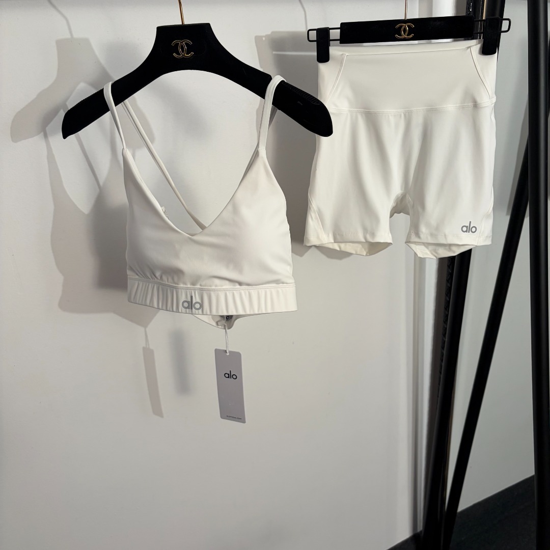 NO:829390,Model No. 20263626 Alo* new yoga suit, reflective logo letters, sports camisole with chest pads + high-waisted elastic shorts, white, rose red, coffee color, black, S-XL, [M size bust 74, length 35; waist 52 elastic, length 36; weight 0.195kg], women's clothing, shorts,19860909款号20263626 Alo*新款瑜伽套装,反光logo字母 带胸垫运动吊带背心+高腰弹力短裤,白色,玫红色,咖色,黑色,S-XL,【M码胸围74,长35；腰围52弹力,长36；重量0.195kg】,女装,shorts,,Women's clothing