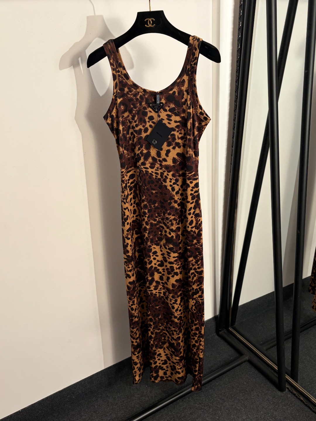 NO:829372,Model number 20263636 Prad* new logo triangle logo decoration leopard print hip waist suspender dress long skirt, coffee color, black, S-XL, [M size bust 80, length; weight 0.310kg] p-60, Prada-clothing, prada, prada, skirts,19860909款号20263636 Prad*新款 logo三角标装饰 豹纹印花包臀收腰吊带连衣裙 长裙,咖色,黑色,S-XL,【M码胸围80,长；重量0.310kg】p-60,普拉达-服装,prada,prada,skirts,,Women's clothing