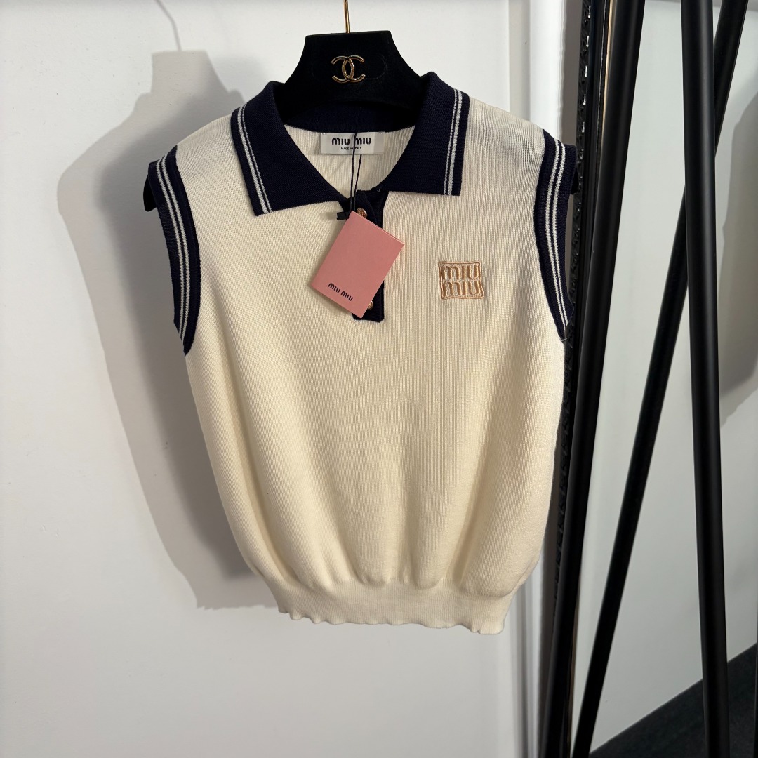 NO:829247,Model number 20263642 Miumi* new logo embroidered letters polo collar wool knitted vest, off-white, navy blue, 36 38 40, [38 size chest 84, length 53; weight 0.175kg], Miumi-clothing, miumiu,19860909款号20263642 Miumi*新款 logo刺绣字母polo领羊毛针织背心,米白色,藏蓝色,36 38 40,【38码胸围84,长53；重量0.175kg】,缪缪-服装,miumiu,,Women's clothing