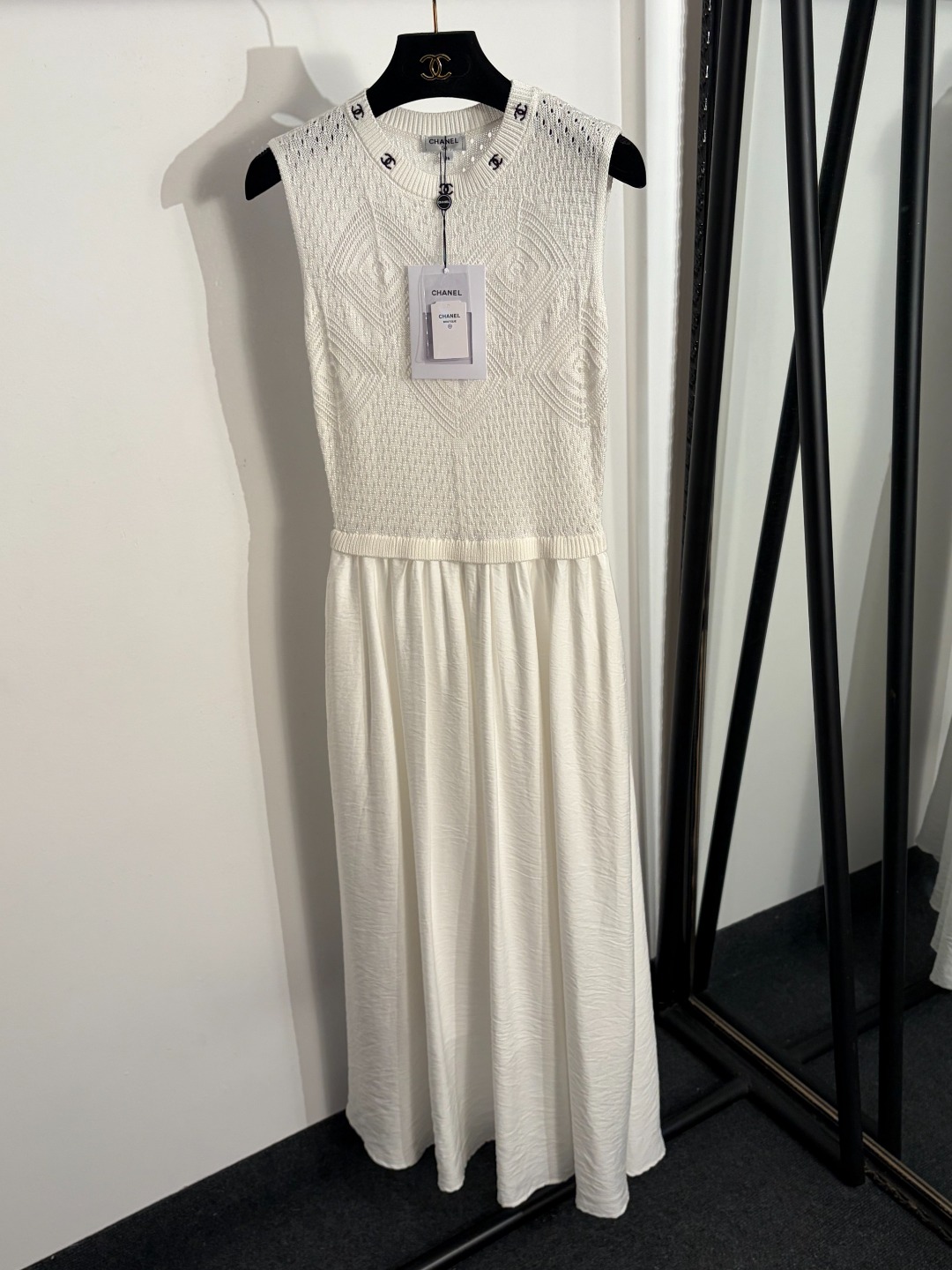 NO:829264,Model No. 20263646 Chane* new style Xiaoxiang logo embroidered round neck knitted patchwork vest dress, white, black, 36 38 40, [36 size bust 76, waist 62 elastic, length 132; weight 0.415kg], Chanel - clothing, chanel, chanel, skirts,19860909款号20263646 Chane*新款 小香logo刺绣圆领针织拼接背心连衣裙,白色,黑色,36 38 40,【36码胸围76,腰围62弹力,长132；重量0.415kg】,香奈儿-服装,chanel,chanel,skirts,,Women's clothing