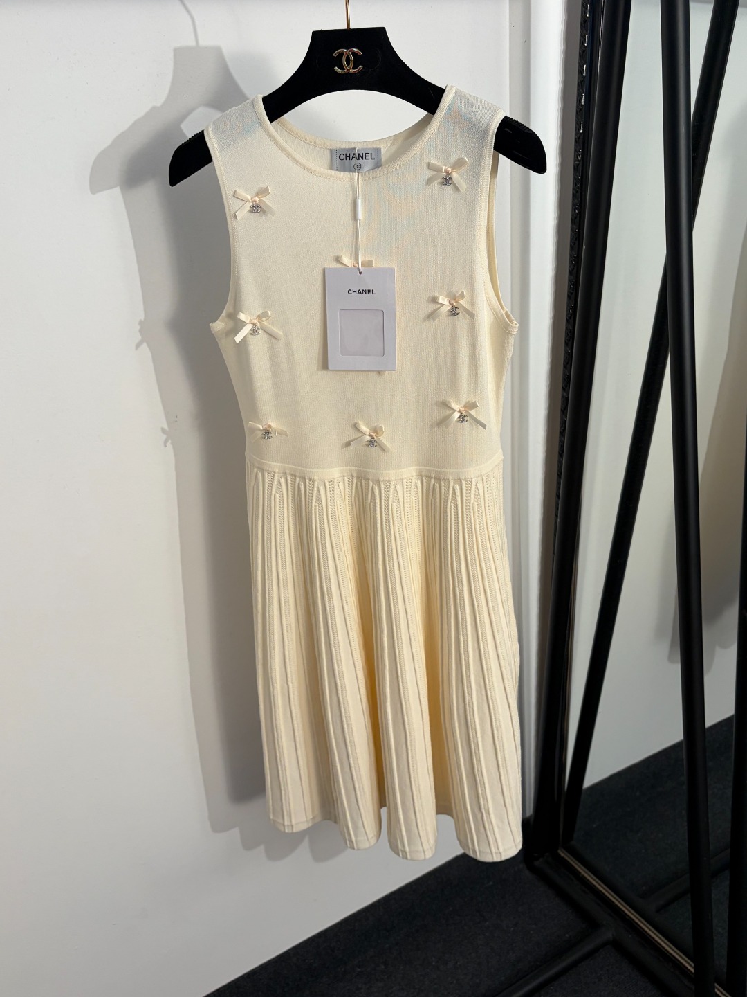 NO:829273,Model No. 20263648 Chane* new style Xiaoxiang logo bow knitted vest dress, off-white, yellow, black, [One size fits all bust 78, length 91; weight 0.430kg], Chanel-clothing, chanel, chanel, skirts,19860909款号20263648 Chane*新款 小香logo蝴蝶结针织背心连衣裙,米白色,黄色,黑色,【均码胸围78,长91；重量0.430kg】,香奈儿-服装,chanel,chanel,skirts,,Women's clothing