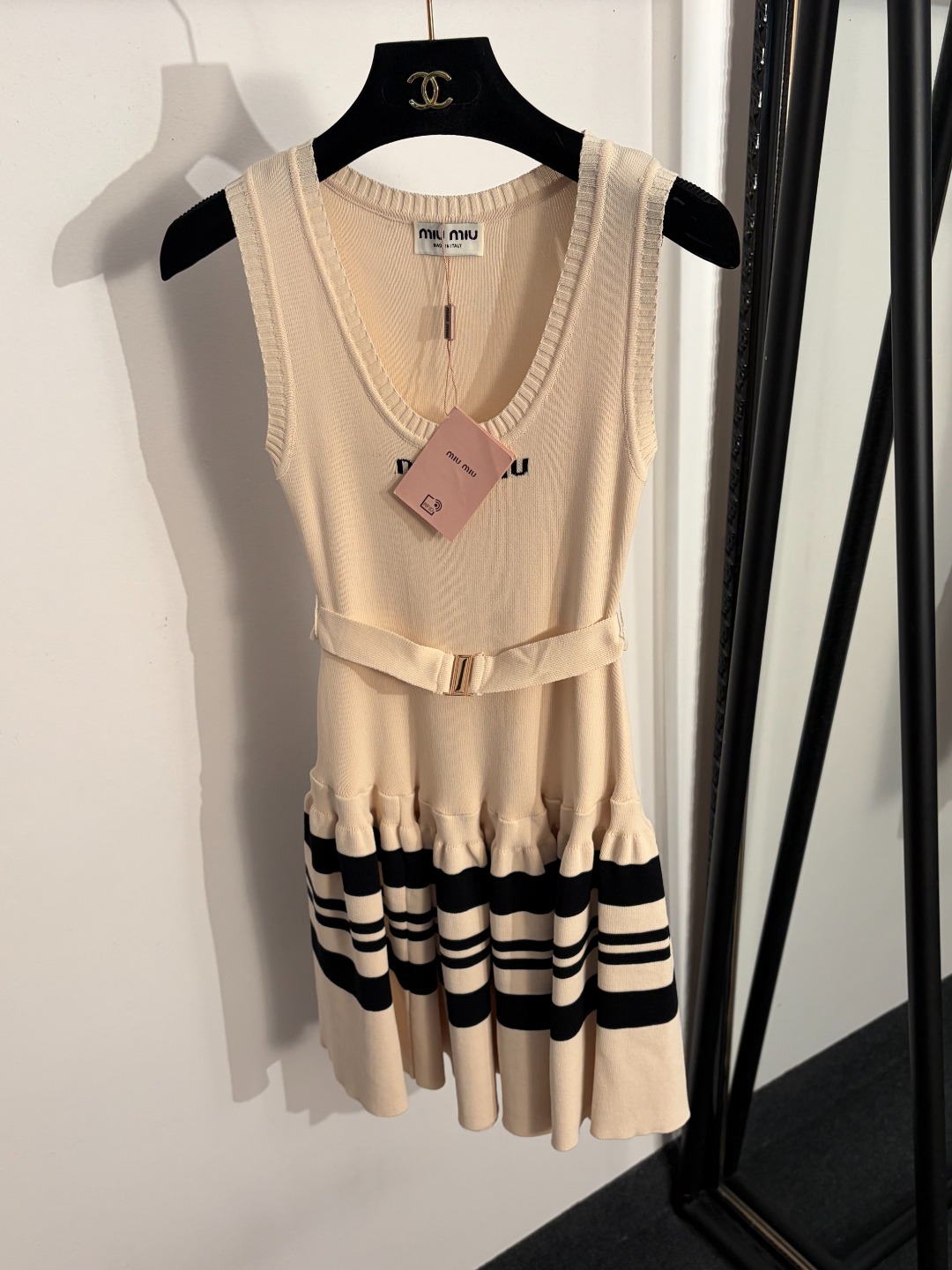 NO:829227,Model number 20263649 Miumi* new logo letter color block striped knitted vest dress, apricot, black, [One size fits all bust 60, length 77; weight 0.510kg], Miumi-clothing, miumiu, skirts,19860909款号20263649 Miumi*新款 logo字母 拼色条纹针织背心连衣裙,杏色,黑色,【均码胸围60,长77；重量0.510kg】,缪缪-服装,miumiu,skirts,,Women's clothing