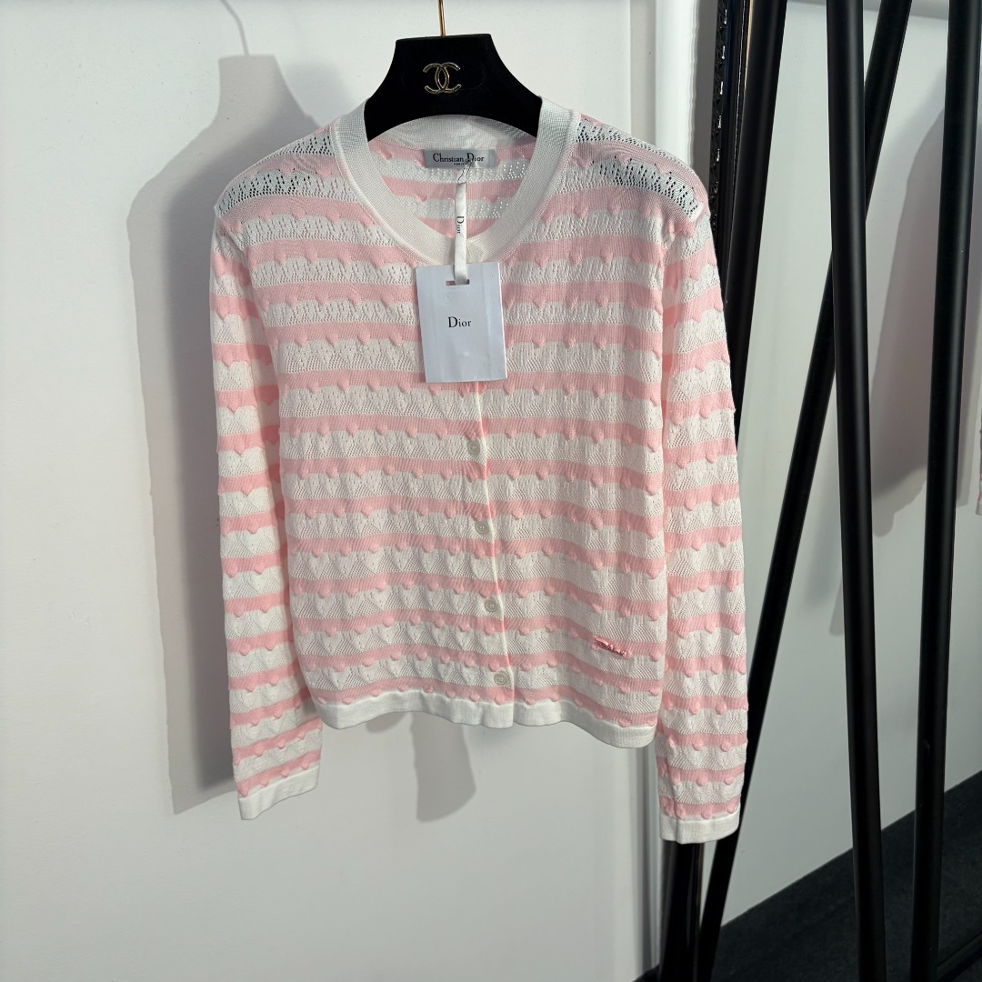 NO:829230,Model No. 20263651 Dio* new logo letter color block striped hollow long-sleeved knitted cardigan, pink, black, blue, [One size fits all shoulder width 39, chest 92, sleeve length 55, length 52; weight 0.215kg], Dior-clothing, dior, dior,19860909款号20263651 Dio*新款 logo字母拼色条纹镂空长袖针织开衫,粉色,黑色,蓝色,【均码肩宽39,胸围92,袖长55,长52；重量0.215kg】,迪奥-服装,dior,dior,,Women's clothing