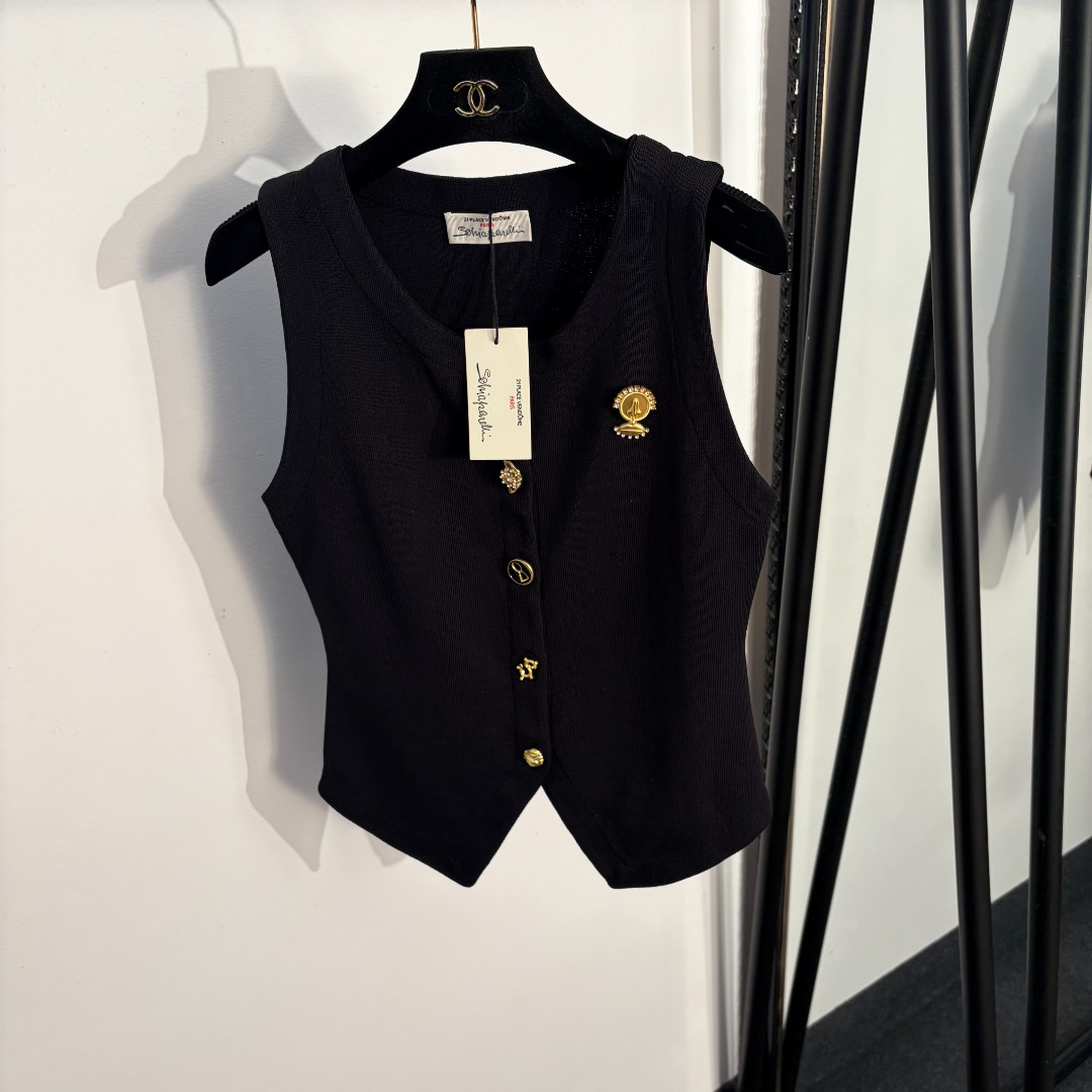 NO:858257,Model No. 20263939 Schiaparell* new style special-shaped gold button V-neck knitted vest, black, [One size fits all bust 82, length 51-59; weight 0.285kg], women's clothing,19860909款号20263939 Schiaparell*新款 异形金纽扣V领针织马甲背心,黑色,【均码胸围82,长51-59；重量0.285kg】,女装,,Women's clothing