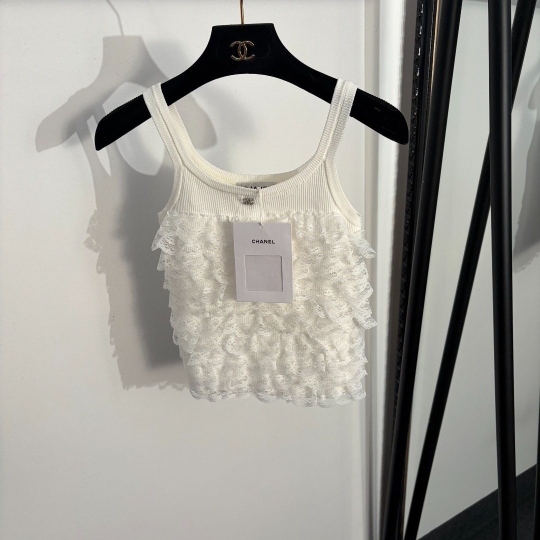 NO:829311,Model number 20263655 Chane* new lace ruffled knitted camisole, white, pink, black, [one size fits all bust 60, length 43; weight 0.120kg], Chanel-clothing, chanel, chanel,19860909款号20263655 Chane*新款 蕾丝荷叶边针织吊带背心,白色,粉色,黑色,【均码胸围60,长43；重量0.120kg】,香奈儿-服装,chanel,chanel,,Women's clothing