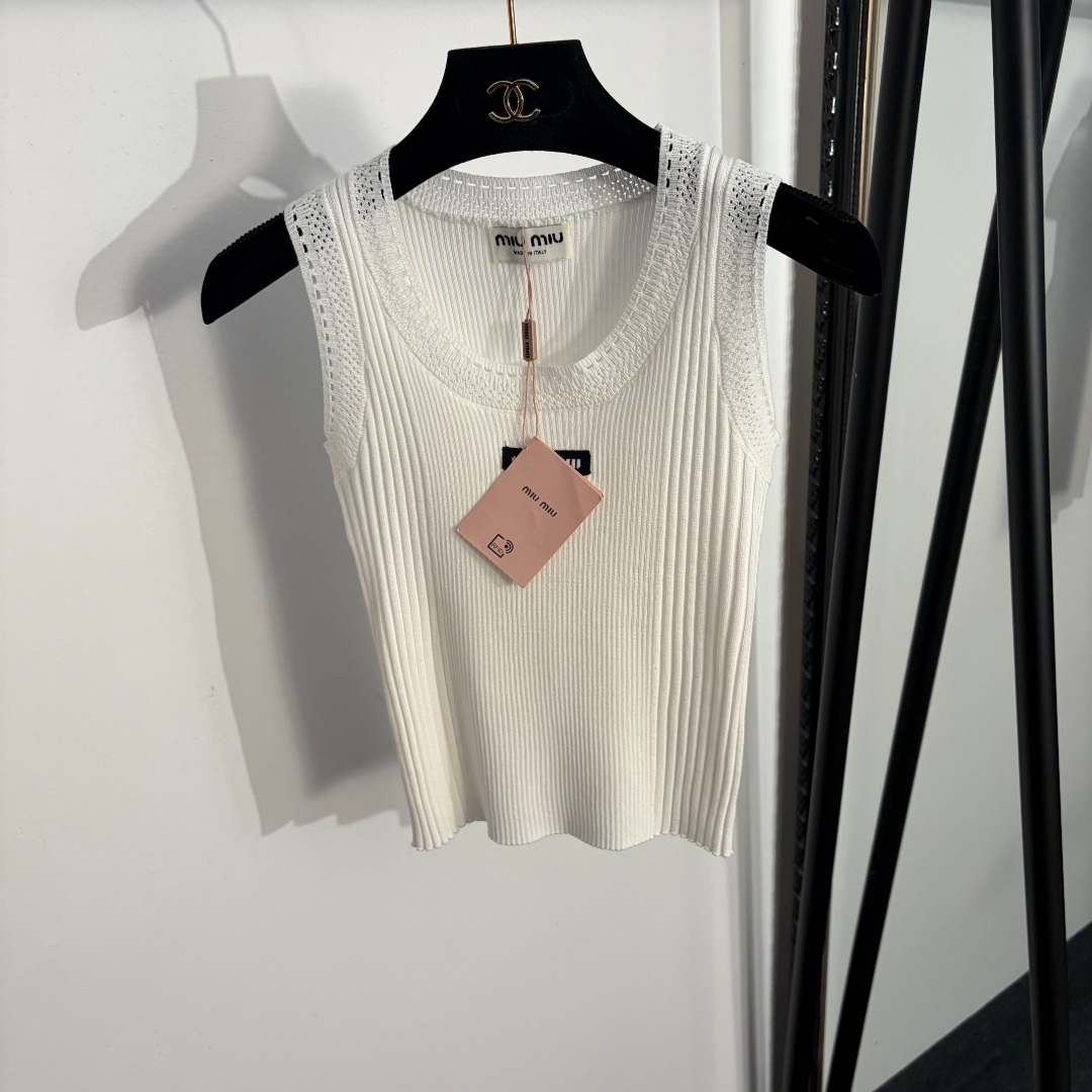 NO:829312,Model No. 20263656 Miumi* new style round neck knitted vest with hollow collar lettering, white, pink, black, [One size fits all bust 62, length 45; weight 0.100kg], Miumi-clothing, miumiu,19860909款号20263656 Miumi*新款 领标字母镂空圆领针织背心,白色,粉色,黑色,【均码胸围62,长45；重量0.100kg】,缪缪-服装,miumiu,,Women's clothing
