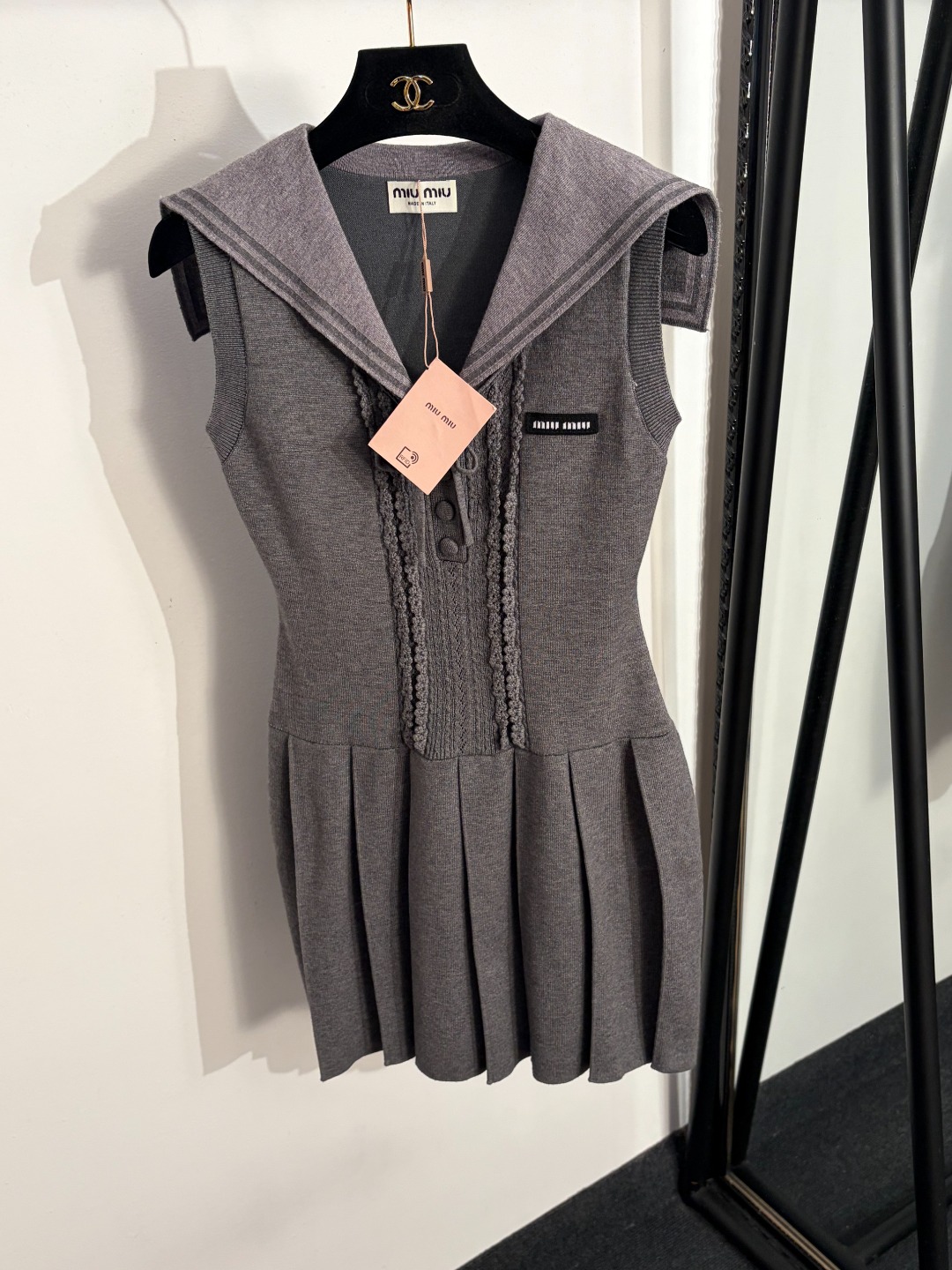NO:829290,Model No. 20263659 MiuMi* new collar logo letter navy collar knitted pleated vest dress, gray, [One size fits all bust 76, length 76; weight 0.415kg], Miu Miu-clothing, miumiu, skirts,19860909款号20263659 MiuMi*新款领标字母 海军领针织百褶背心连衣裙,灰色,【均码胸围76,长76；重量0.415kg】,缪缪-服装,miumiu,skirts,,Women's clothing