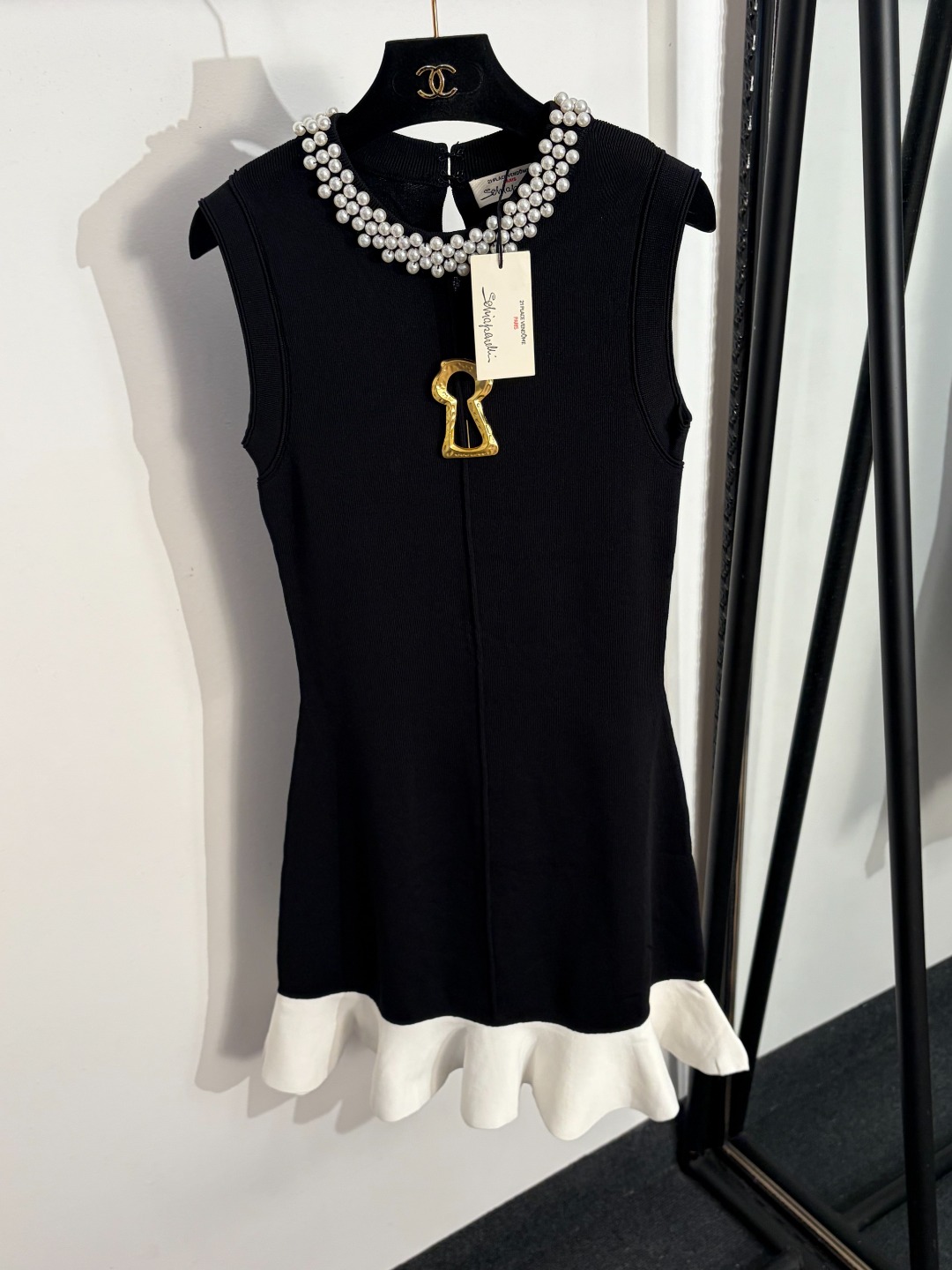 NO:858267,Model No. 20263940 Schiaparelli's latest metal keyhole contrasting lotus leaf pearl round neck knitted vest dress, black, [One size fits all bust 76, length 88; weight 0.500kg], women's clothing, skirts,19860909款号20263940 Schiaparelli*新款 金属钥匙孔 撞色荷叶摆珍珠圆领针织背心连衣裙,黑色,【均码胸围76,长88；重量0.500kg】,女装,skirts,,Women's clothing