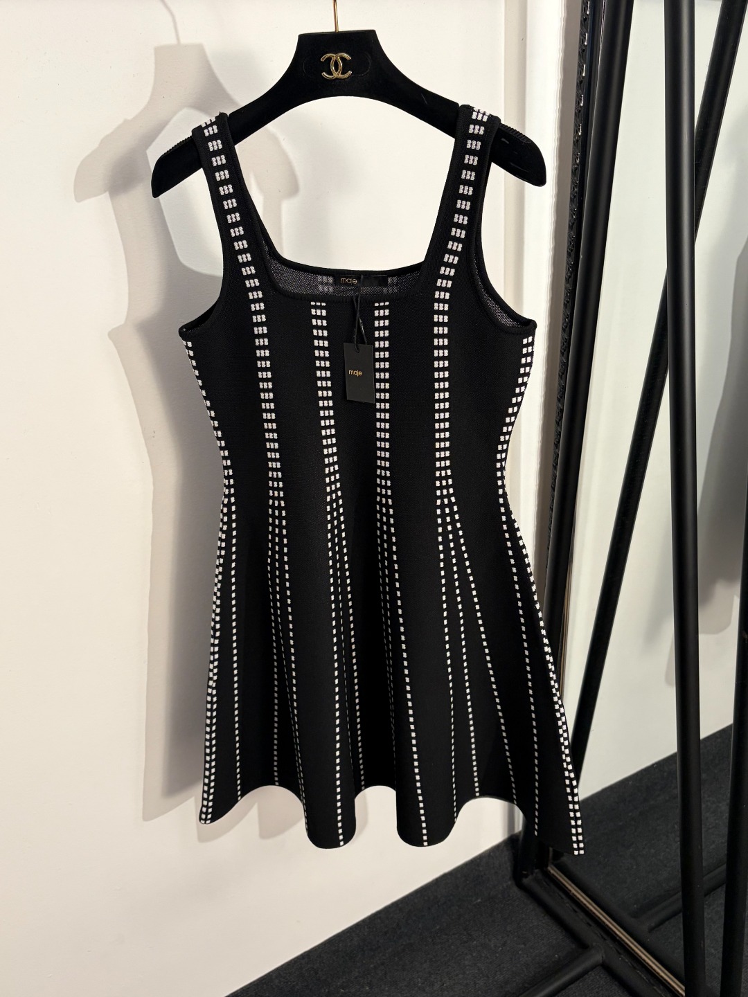 NO:858278,Model No. 20263941 Maje's latest contrasting vertical striped knitted suspender dress, white, black, yellow, [One size fits all, bust 80, length 85; weight 0.425kg], women's clothing, skirts,19860909款号20263941 Maje*新款 撞色竖条纹针织吊带连衣裙,白色,黑色,黄色,【均码胸围80,长85；重量0.425kg】,女装,skirts,,Women's clothing