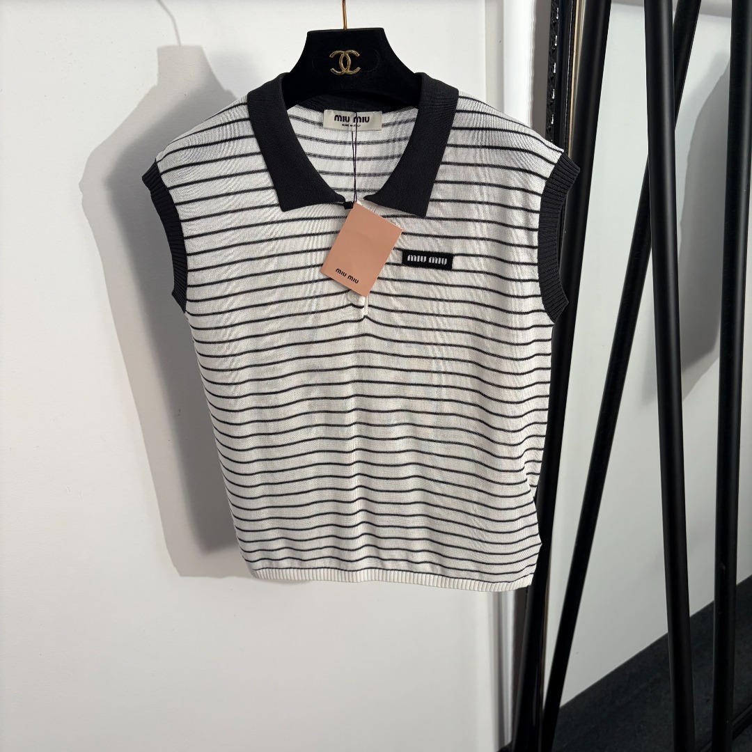 NO:829301,Model No. 20263660 Miumi* new style contrasting color polo collar striped knitted vest top with lettering on collar, white, black, 36 38 40, [36 size bust 92, length 54; weight 0.140kg], Miumiu-clothing, miumiu,19860909款号20263660 Miumi*新款 领标字母撞色polo领条纹针织背心上衣,白色,黑色,36 38 40,【36码胸围92,长54；重量0.140kg】,缪缪-服装,miumiu,,Women's clothing