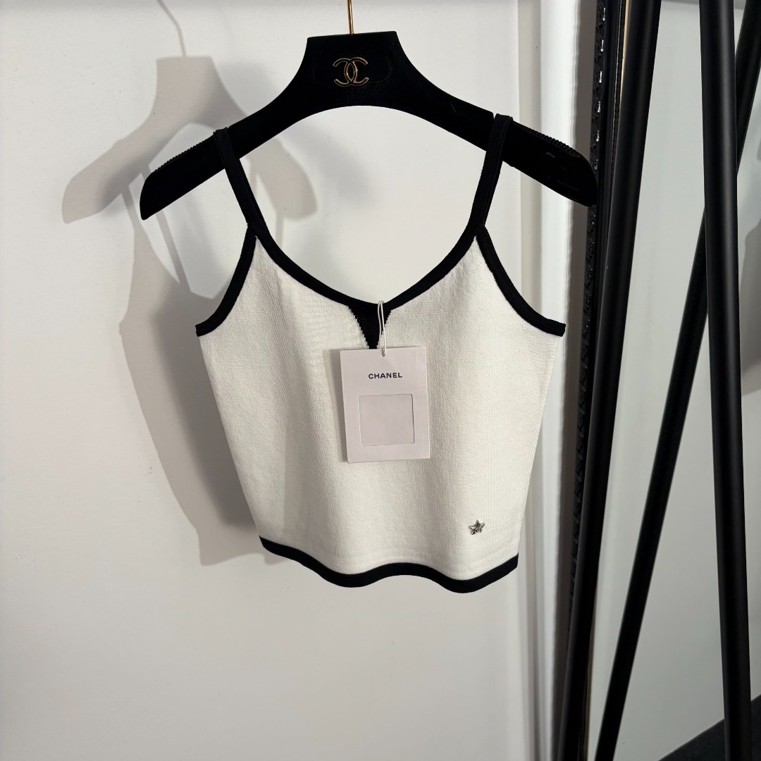 NO:829274,Model number 20263661 Chane* new five-pointed star knitted camisole, white, black, [one size fits all bust 70, length 43; weight 0.75kg], Chanel-clothing, chanel, chanel,19860909款号20263661 Chane*新款五角星针织吊带背心,白色,黑色,【均码胸围70,长43；重量0.75kg】,香奈儿-服装,chanel,chanel,,Women's clothing