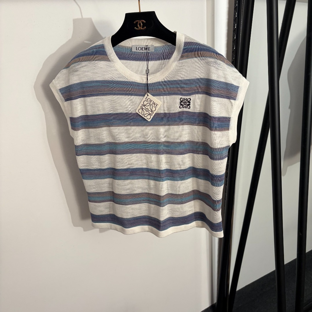 NO:828773,Model No. 20263663 Loew's latest blue and white striped knitted vest with logo embroidery on the chest, blue, SML, [S size bust 102, length 55; weight 0.155kg], Loew-clothing, loewe, loewe,19860909款号20263663 Loew*新款 胸前logo刺绣蓝白条纹针织背心,蓝色,SML,【S码胸围102,长55；重量0.155kg】,罗意威-服装,loewe,loewe,,Women's clothing